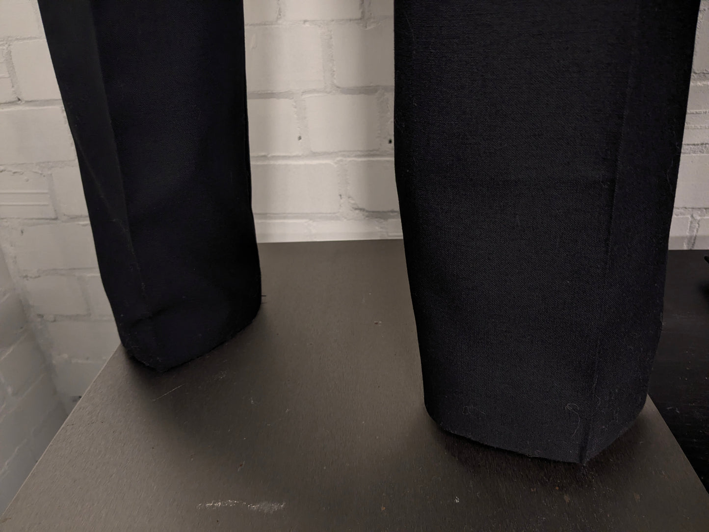 Smoking (Combinatiemaat). Zwart gekleurd. Colbert mt 26. Pantalon mt 106.