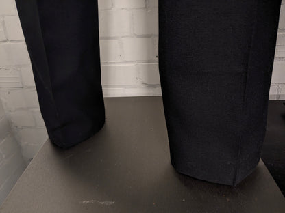 Smoking (Combinatiemaat). Zwart gekleurd. Colbert mt 26. Pantalon mt 106.