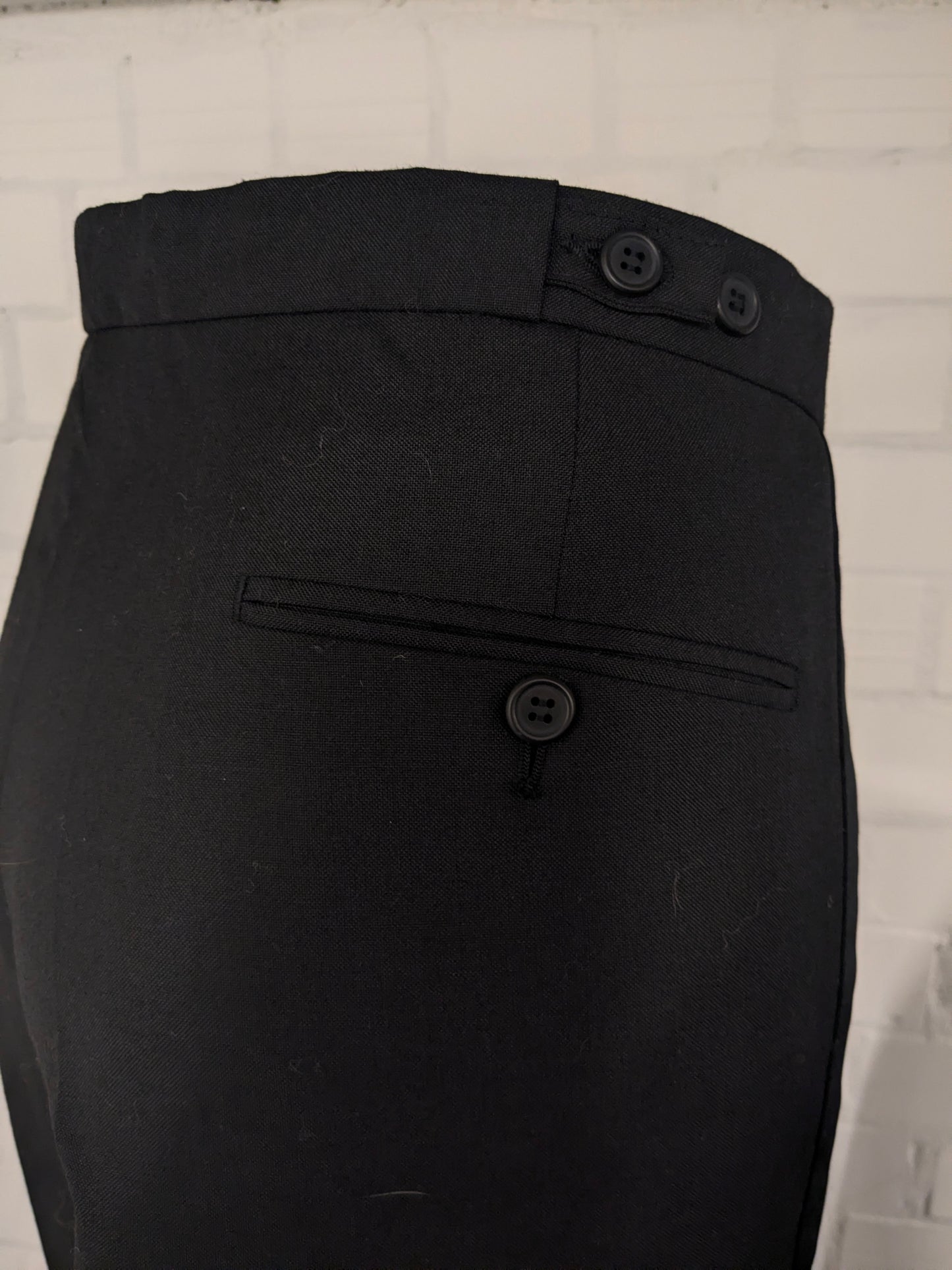 Smoking (Combinatiemaat). Zwart gekleurd. Colbert mt 26. Pantalon mt 106.