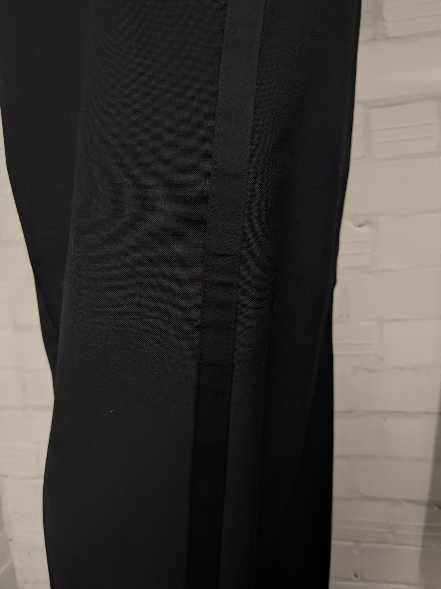 Smoking (Combinatiemaat). Zwart gekleurd. Colbert mt 26. Pantalon mt 106.