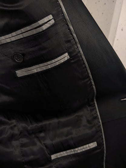 Smoking (Combinatiemaat). Zwart gekleurd. Colbert mt 26. Pantalon mt 106.