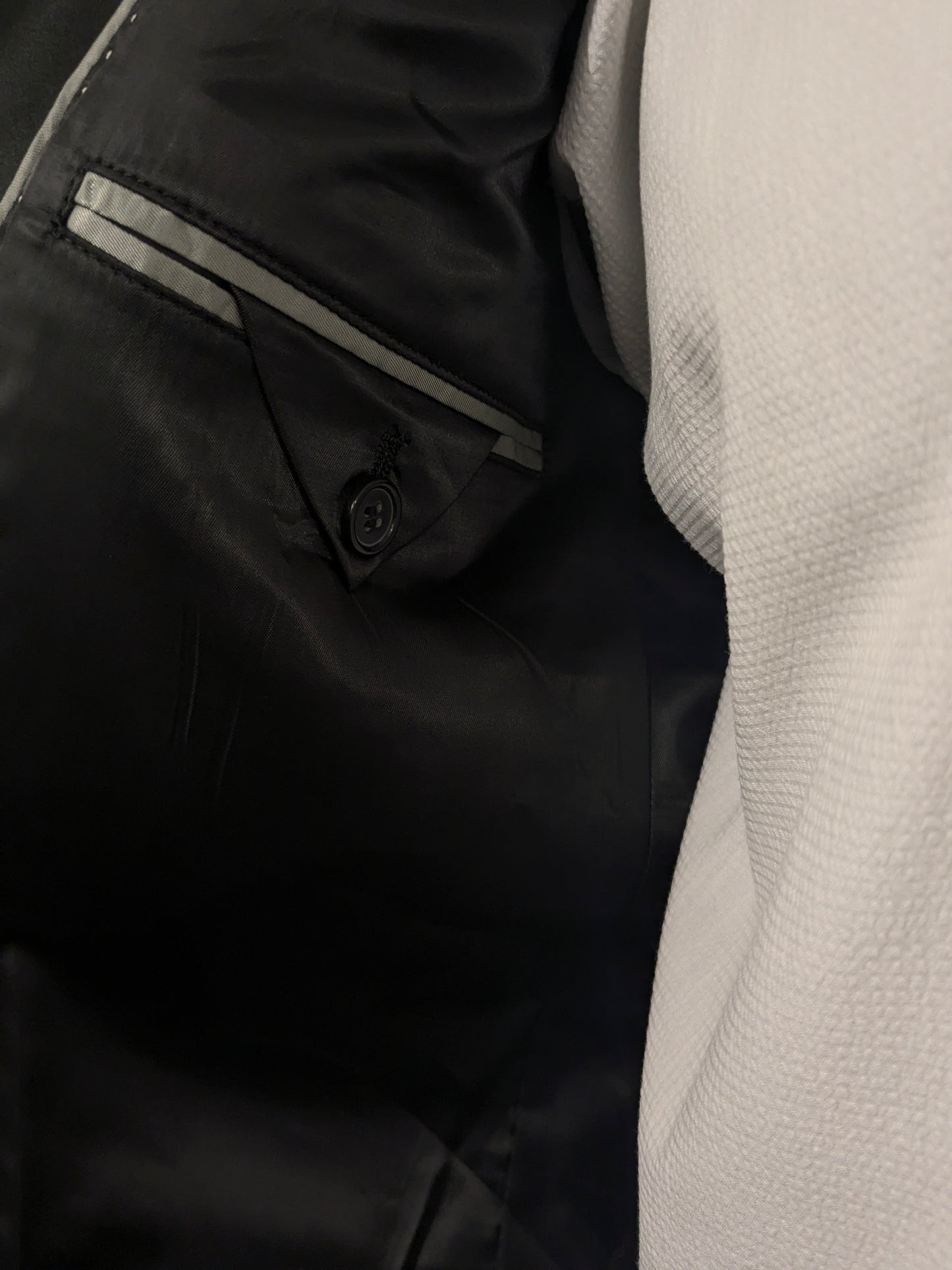 Smoking (Combinatiemaat). Zwart gekleurd. Colbert mt 26. Pantalon mt 106.