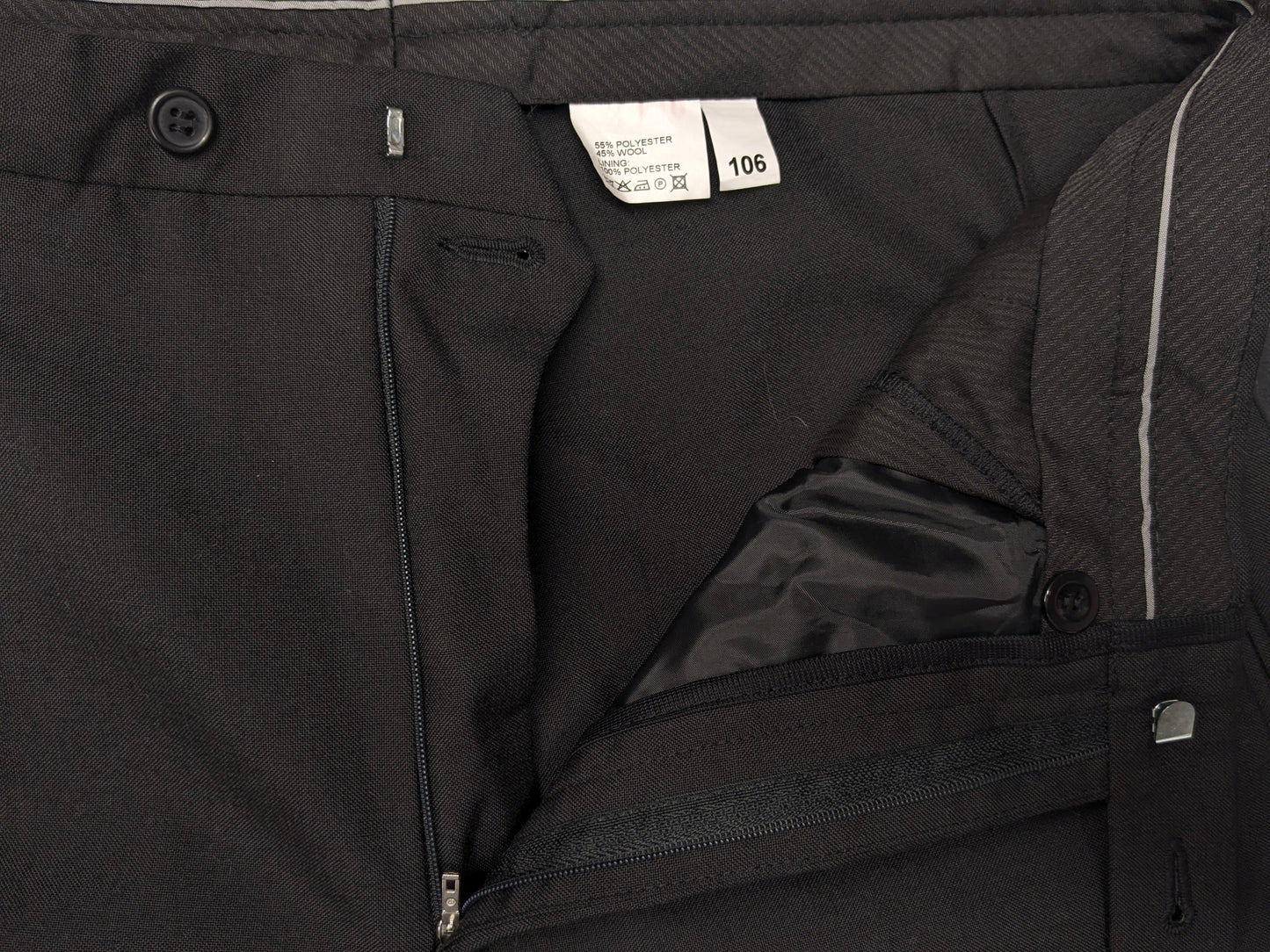 Smoking (Combinatiemaat). Zwart gekleurd. Colbert mt 26. Pantalon mt 106.