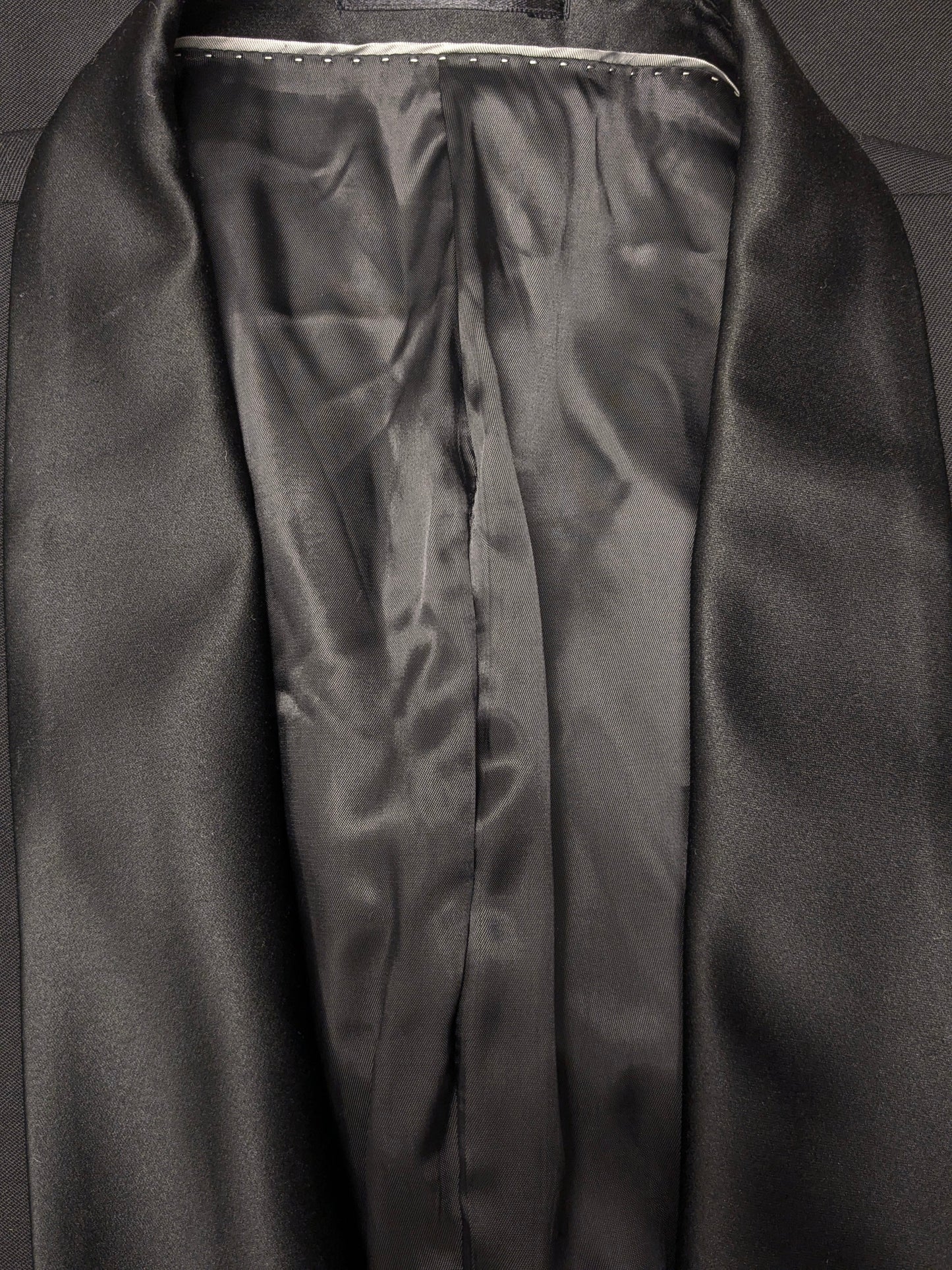 Smoking (Combinatiemaat). Zwart gekleurd. Colbert mt 26. Pantalon mt 106.