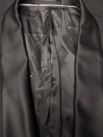 Smoking (Combinatiemaat). Zwart gekleurd. Colbert mt 26. Pantalon mt 106.