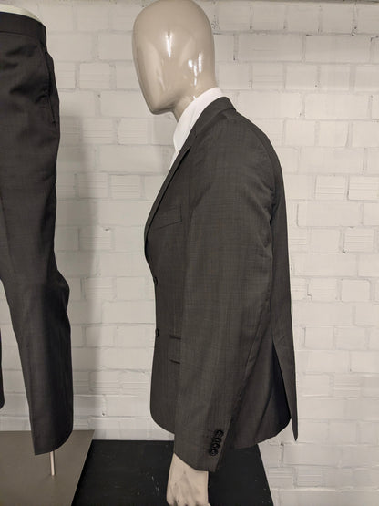 Merkloos Wollen kostuum. Bruin motief. Maat 26 (52 / L).