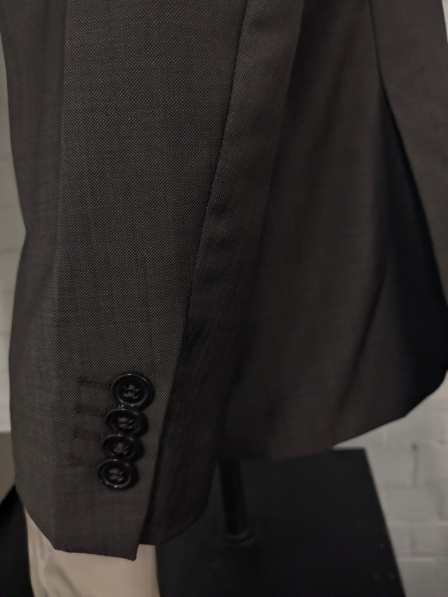 Merkloos Wollen kostuum. Bruin motief. Maat 26 (52 / L).