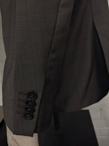 Merkloos Wollen kostuum. Bruin motief. Maat 26 (52 / L).