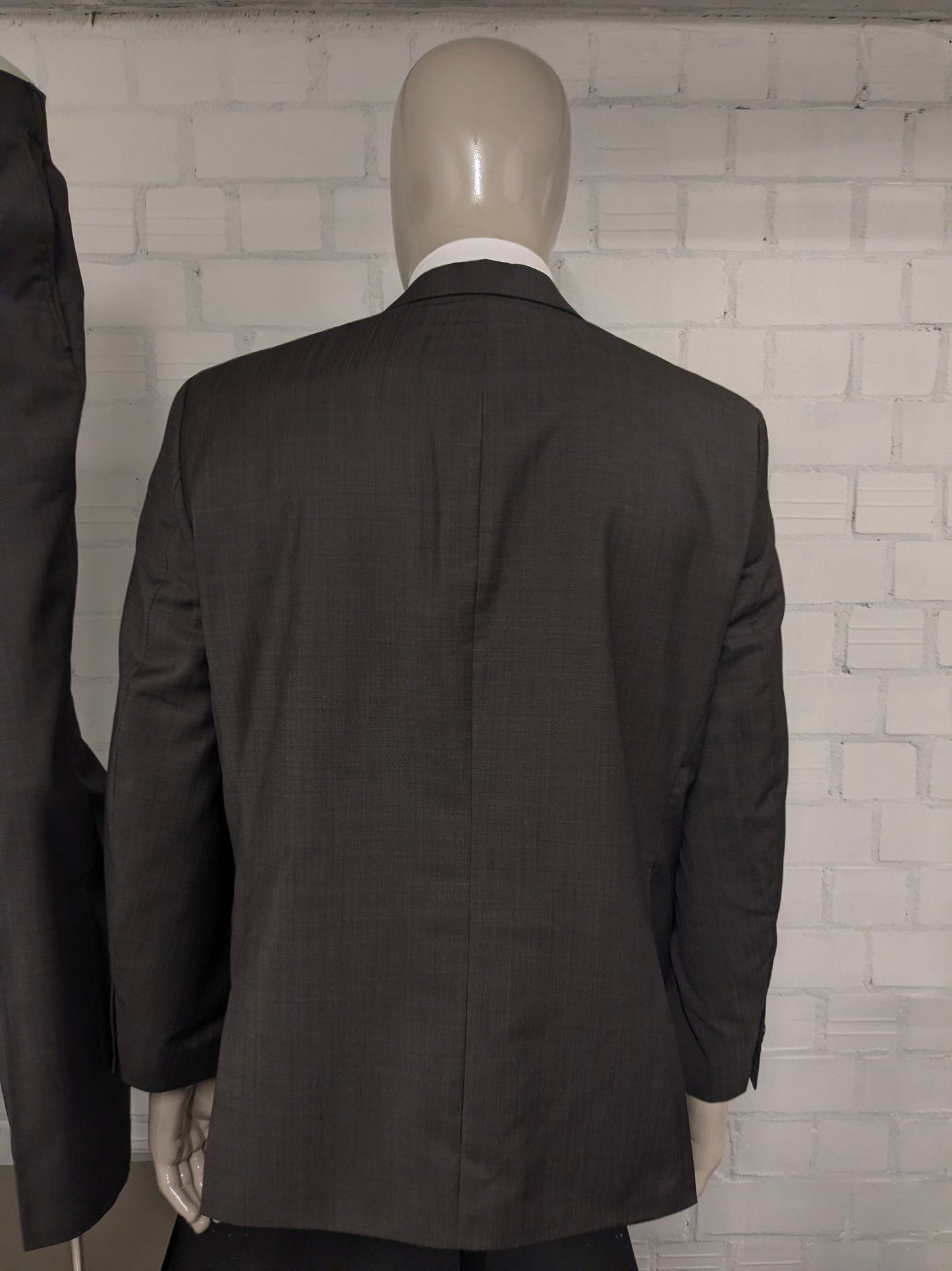 Merkloos Wollen kostuum. Bruin motief. Maat 26 (52 / L).