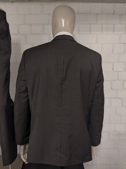 Merkloos Wollen kostuum. Bruin motief. Maat 26 (52 / L).