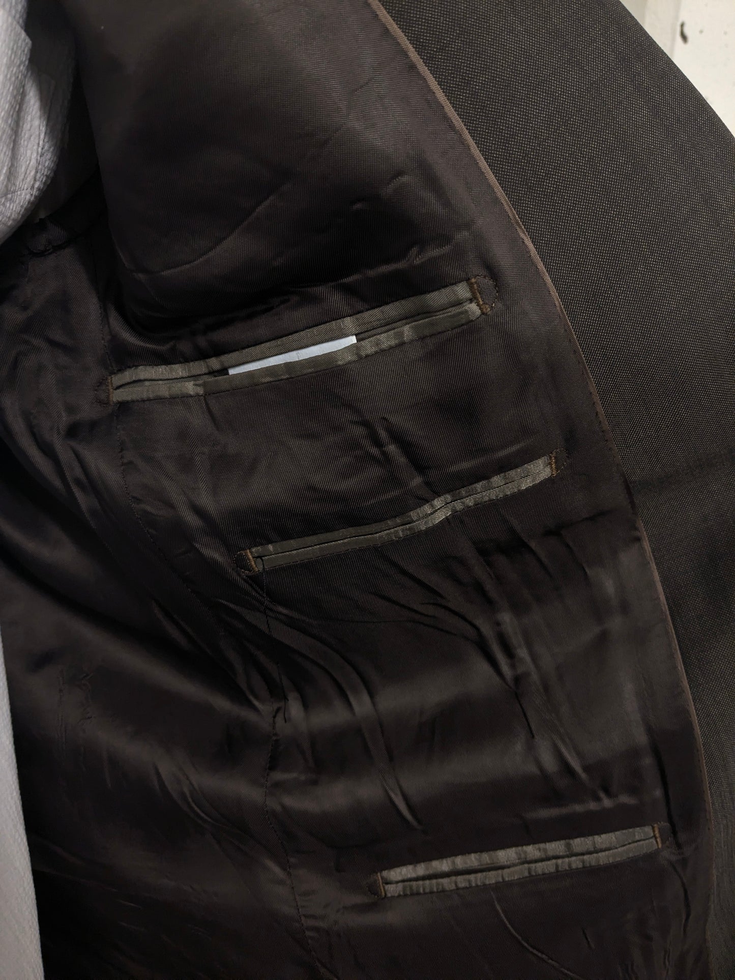 Merkloos Wollen kostuum. Bruin motief. Maat 26 (52 / L).