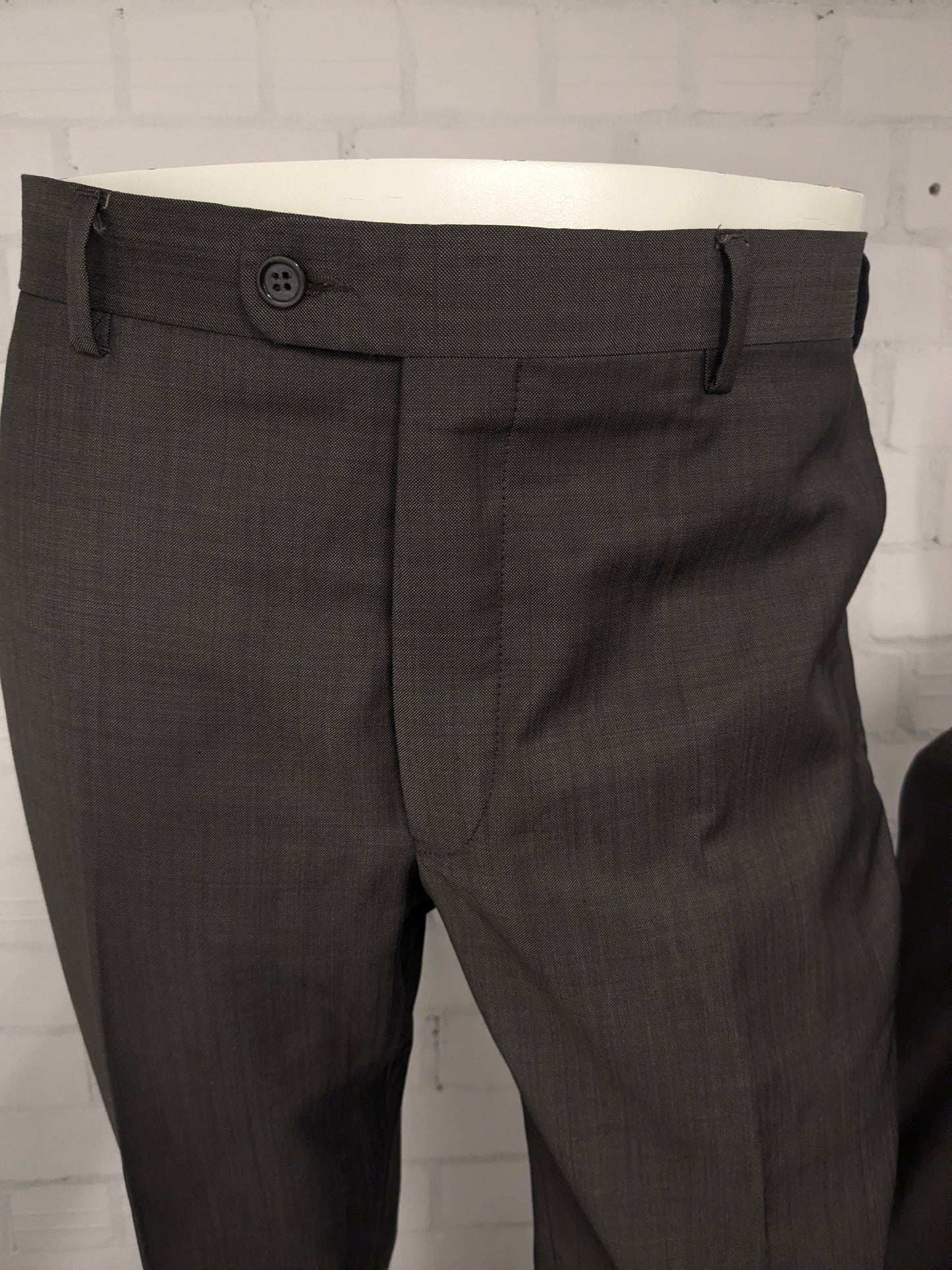 Merkloos Wollen kostuum. Bruin motief. Maat 26 (52 / L).