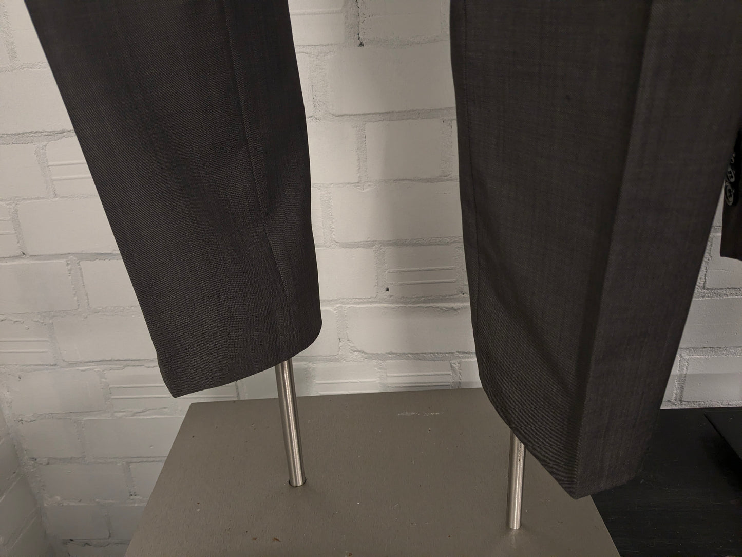 Merkloos Wollen kostuum. Bruin motief. Maat 26 (52 / L).