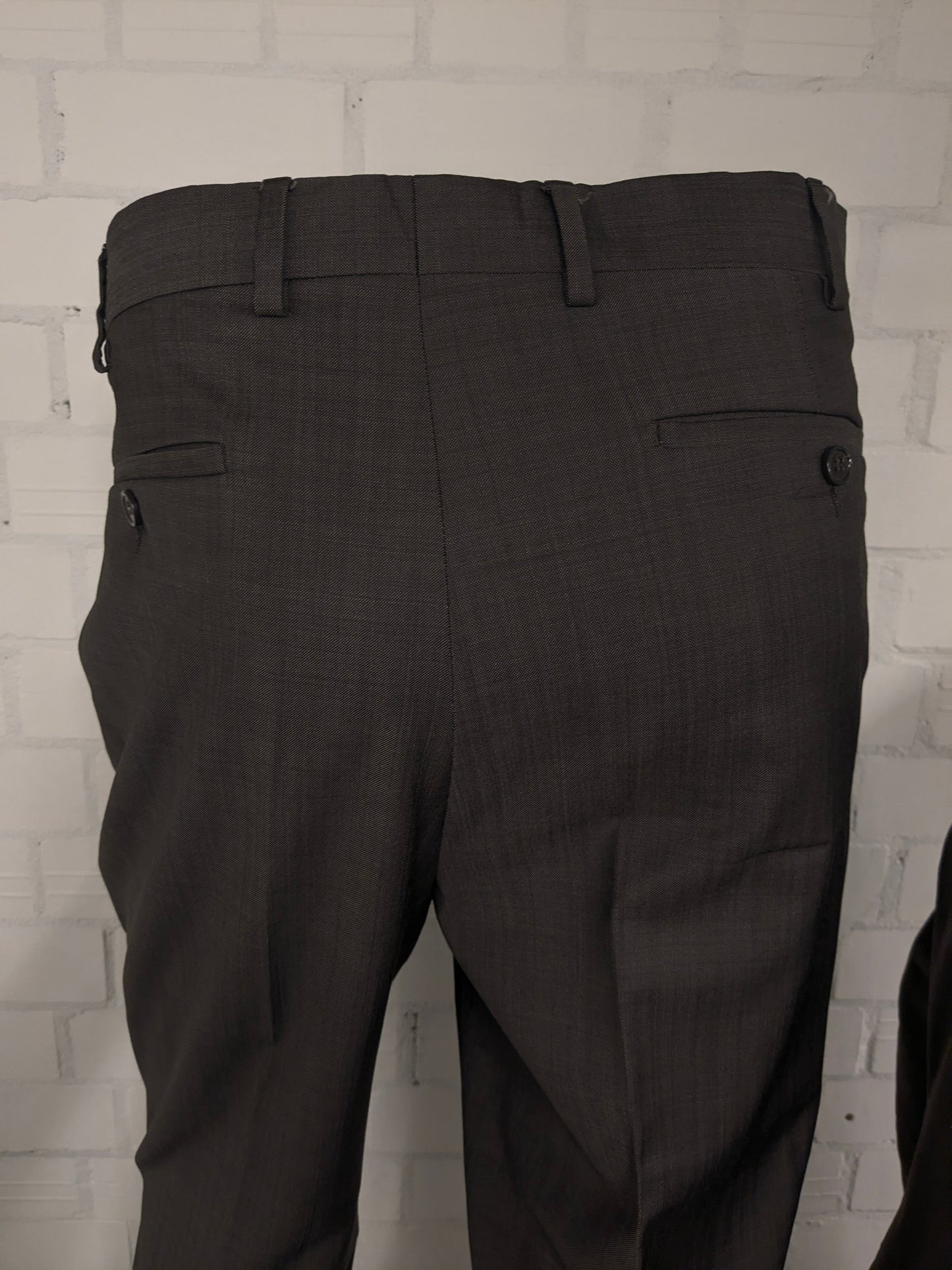 Merkloos Wollen kostuum. Bruin motief. Maat 26 (52 / L).