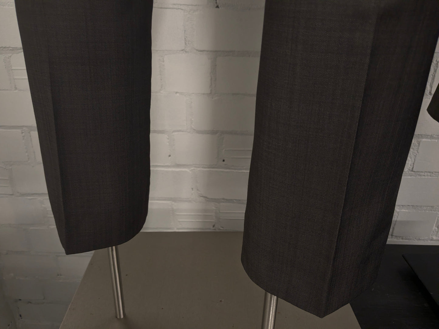 Merkloos Wollen kostuum. Bruin motief. Maat 26 (52 / L).