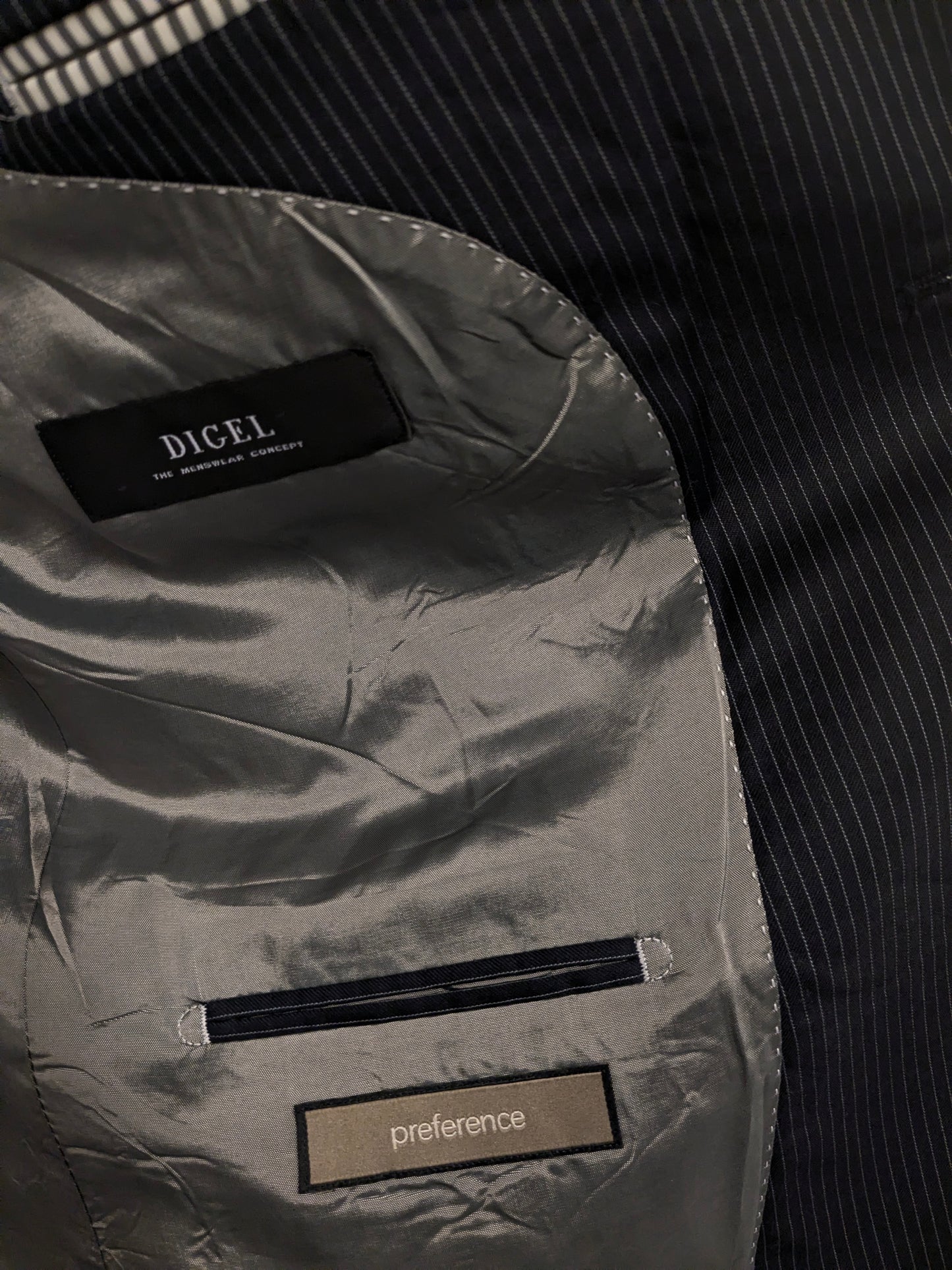 Digel Preference Wollen kostuum. Donker Blauw Witte krijtstreep. Maat 24 (48 / M).