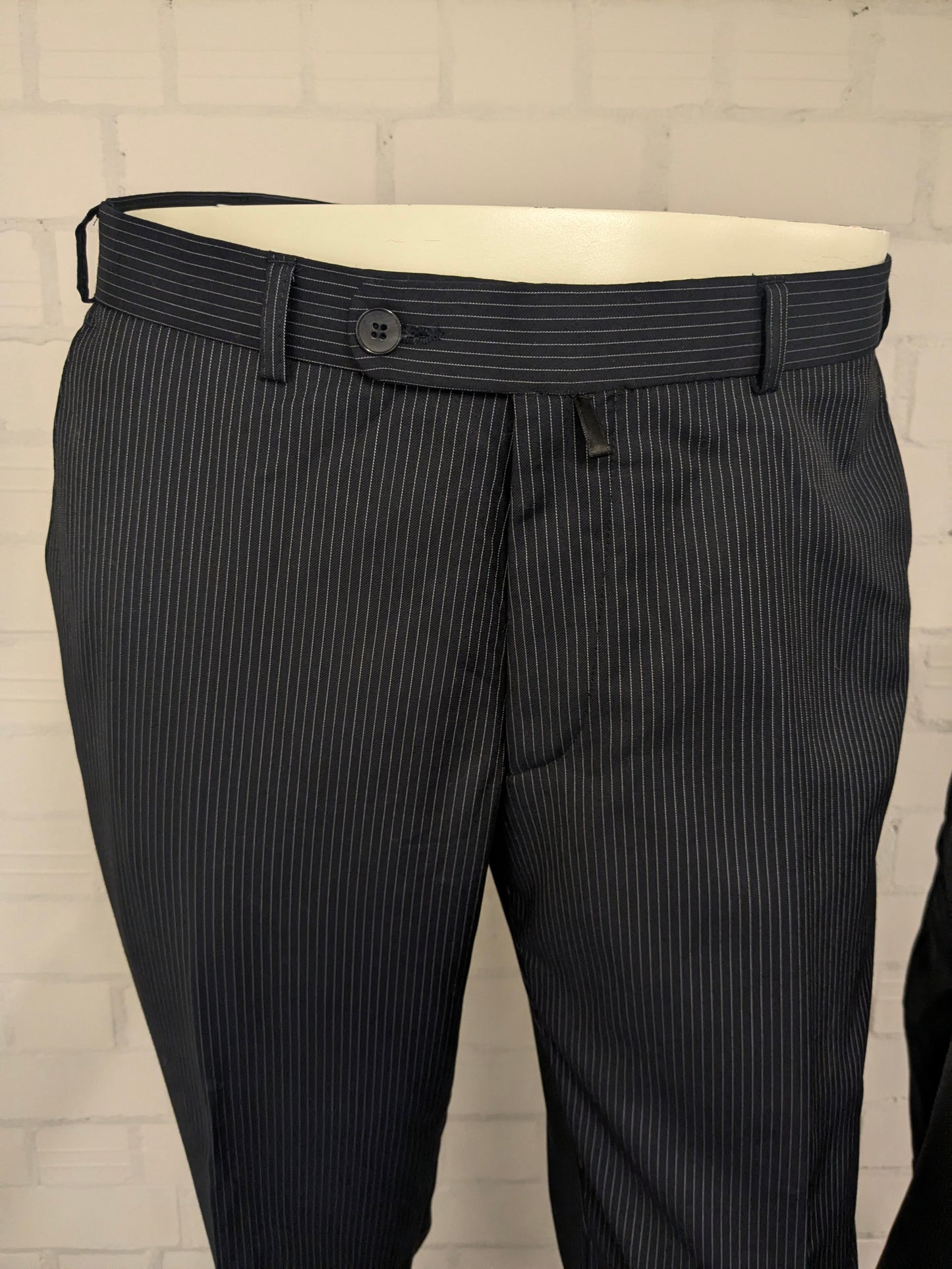 Digel Preference Wollen kostuum. Donker Blauw Witte krijtstreep. Maat 24 (48 / M).