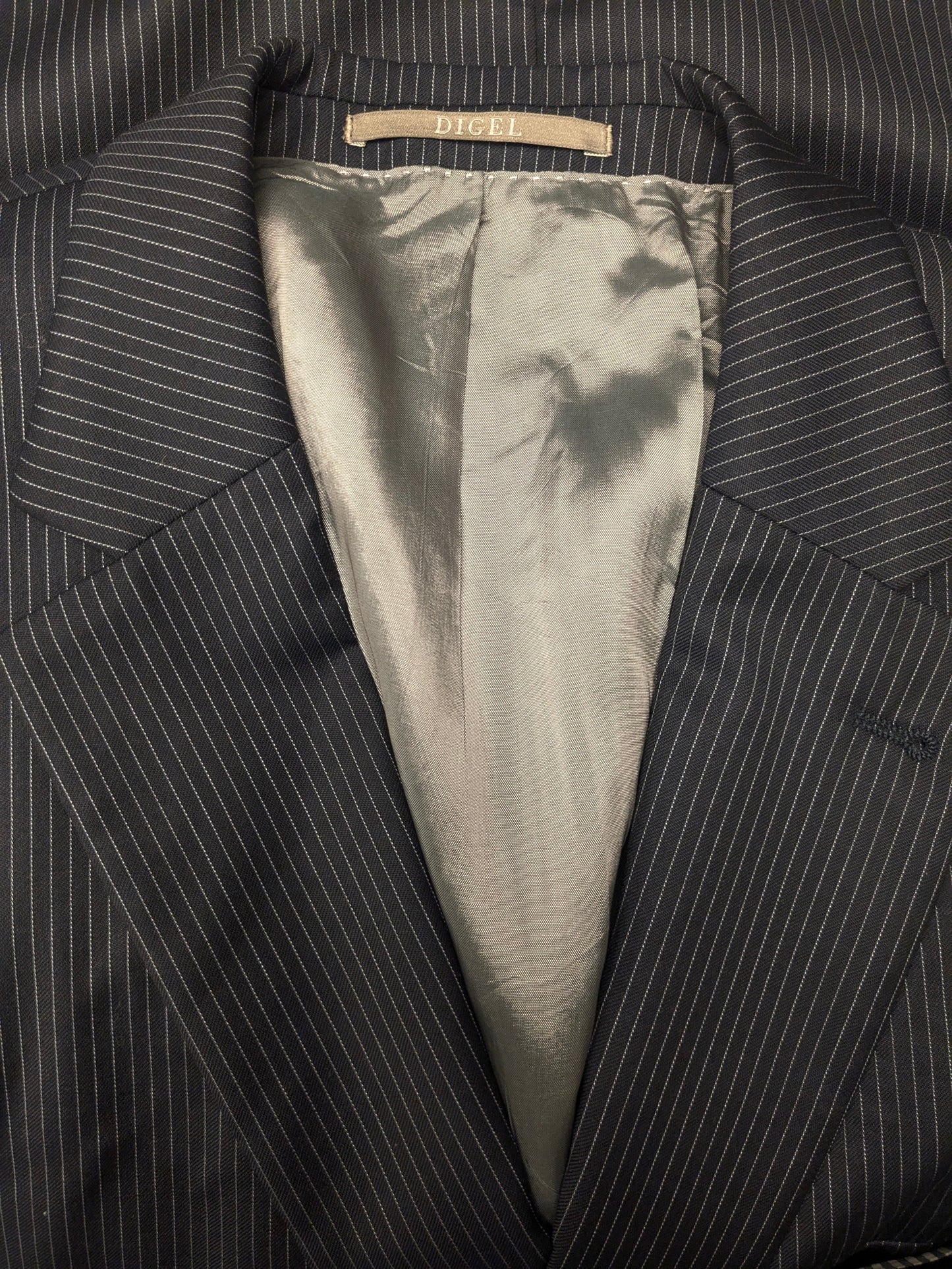 Digel Preference Wollen kostuum. Donker Blauw Witte krijtstreep. Maat 24 (48 / M).