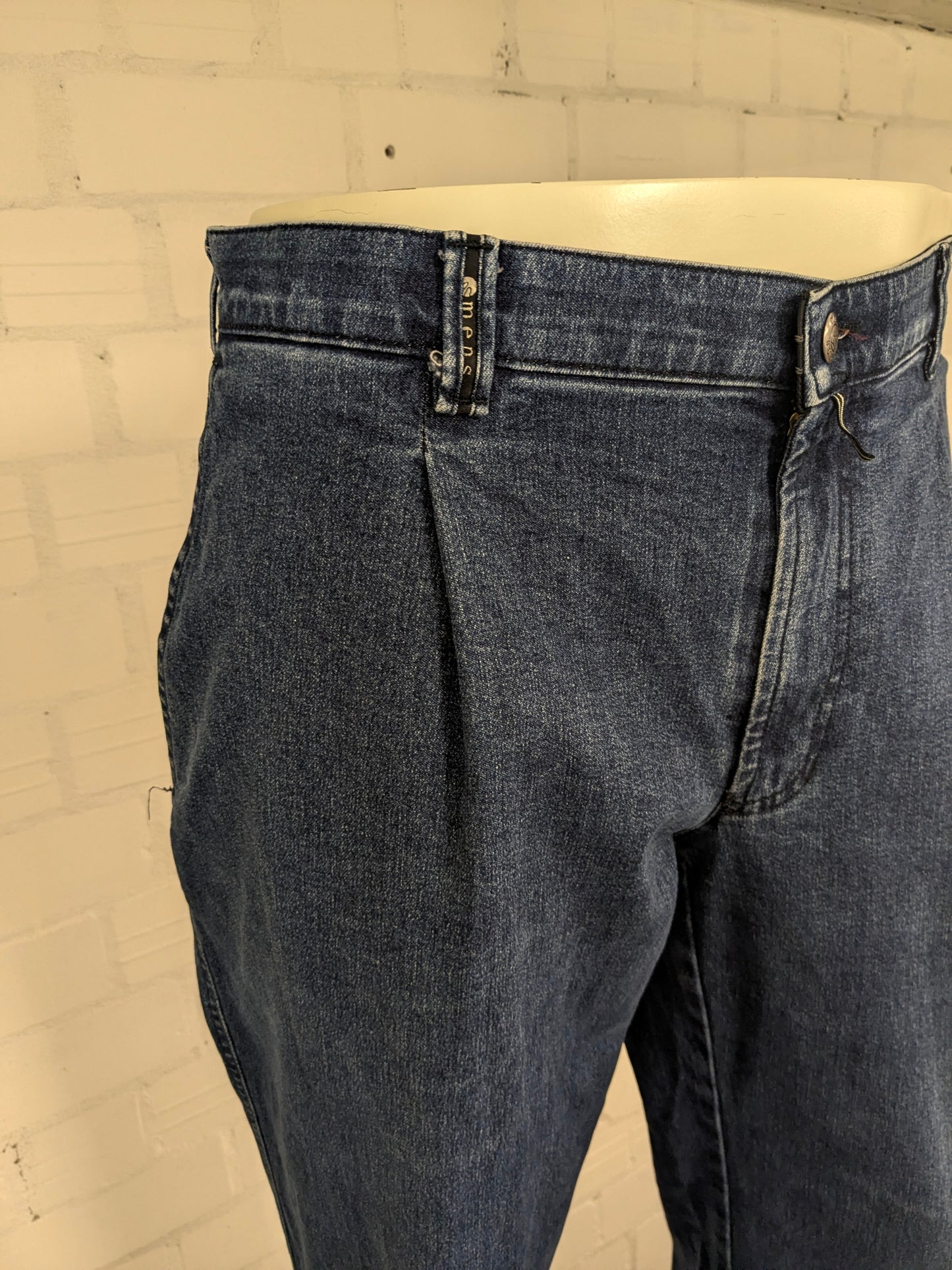 M.E.N.S. jeans broek. Blauw gekleurd. Maat 27 (54 / L).