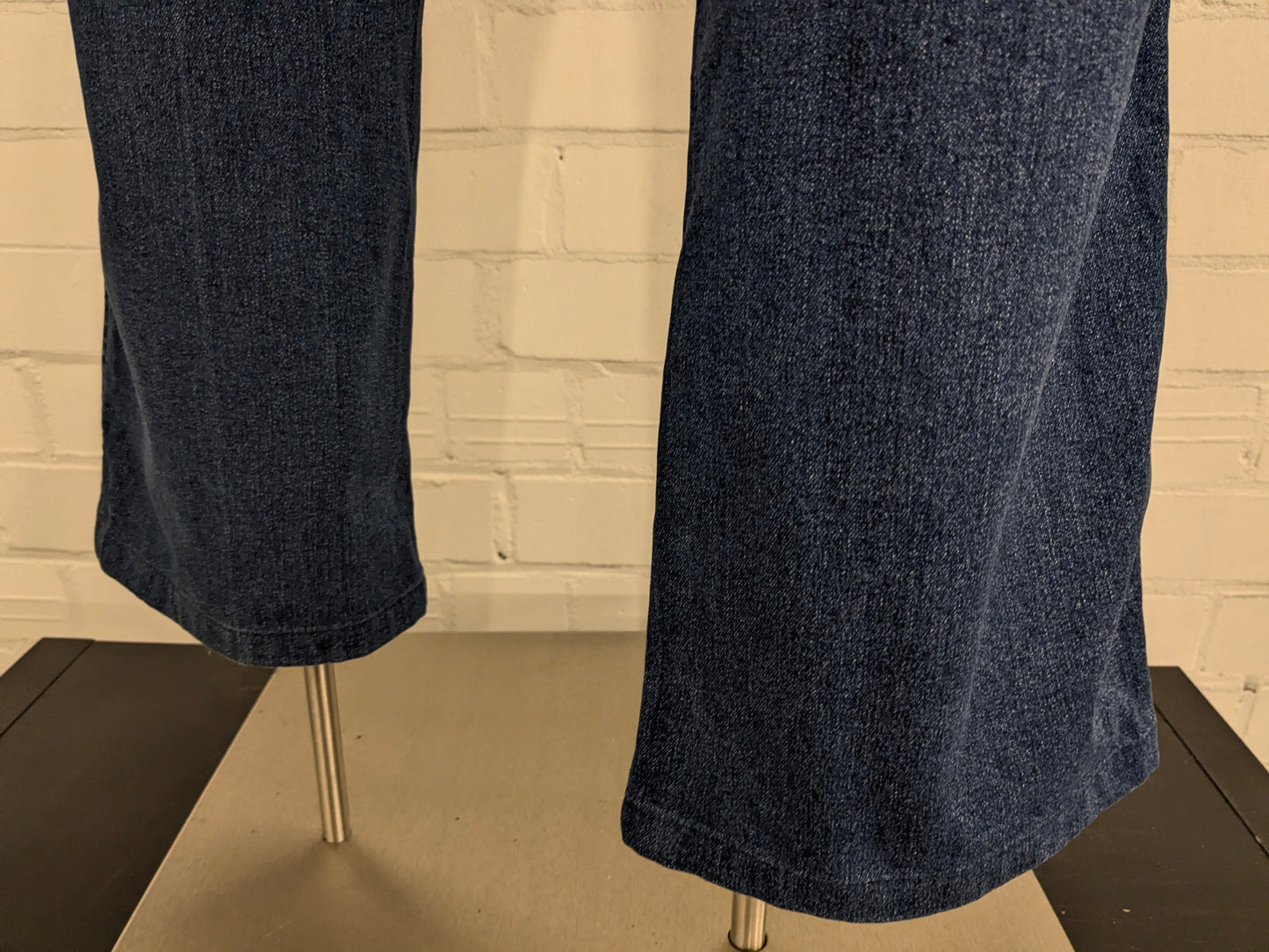 M.E.N.S. jeans broek. Blauw gekleurd. Maat 27 (54 / L).