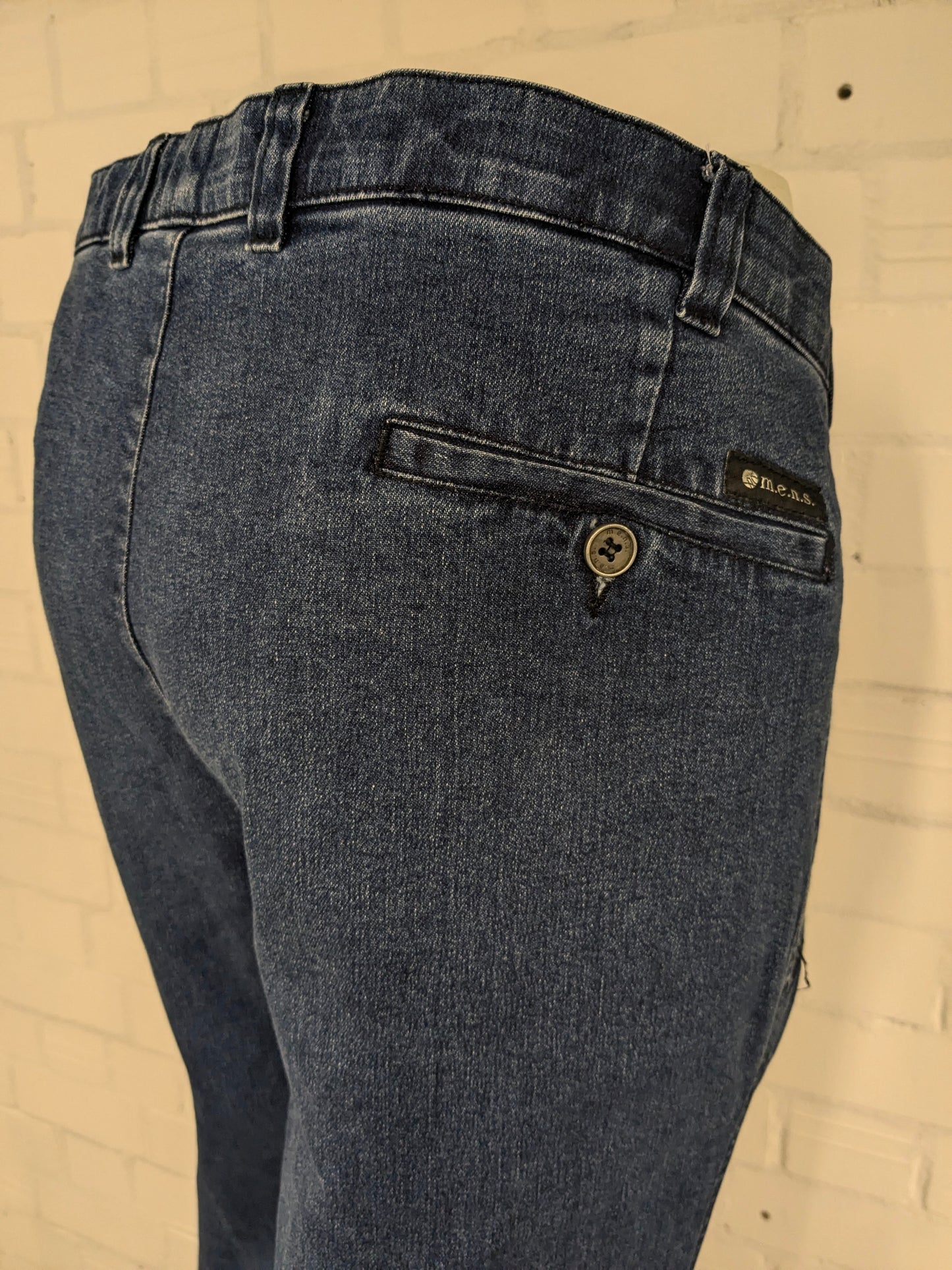 M.E.N.S. jeans broek. Blauw gekleurd. Maat 27 (54 / L).