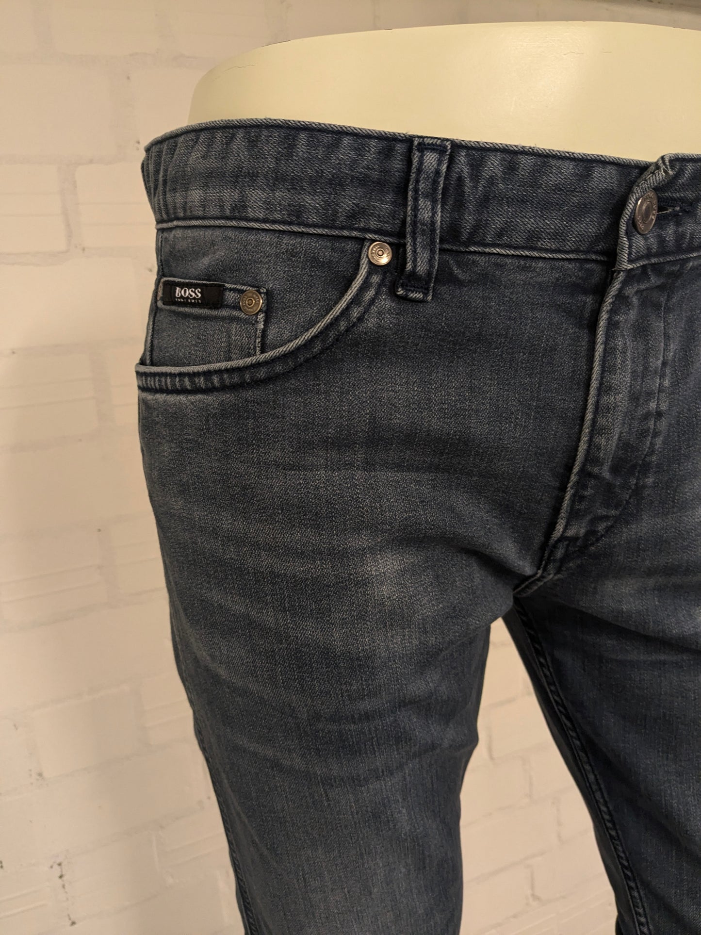 Boss Hugo Boss jeans. Donker Blauw gekleurd. Maat W34 - L32. type Delaware Slim Fit. stretch.