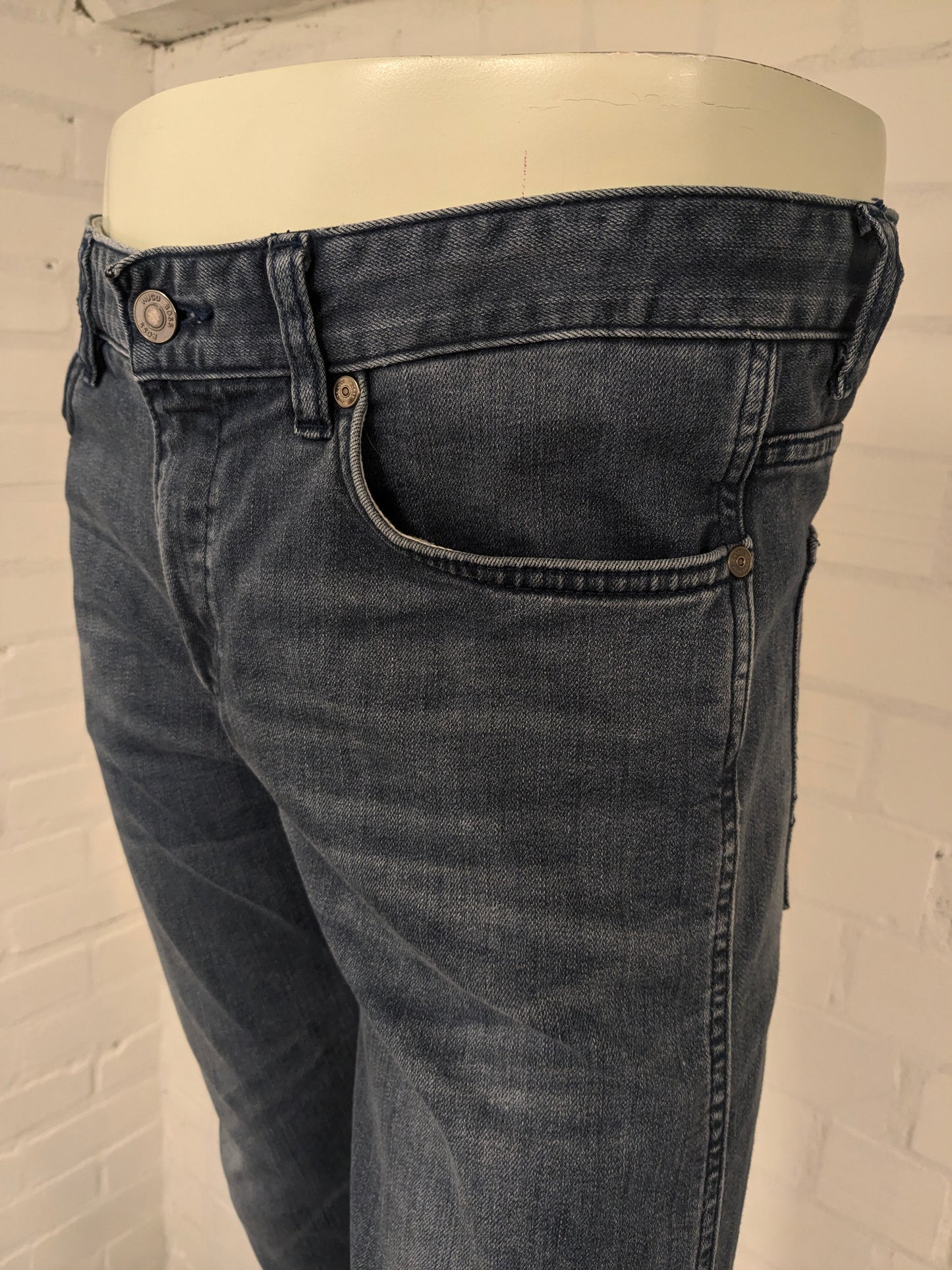Boss Hugo Boss jeans. Donker Blauw gekleurd. Maat W34 - L32. type Delaware Slim Fit. stretch.