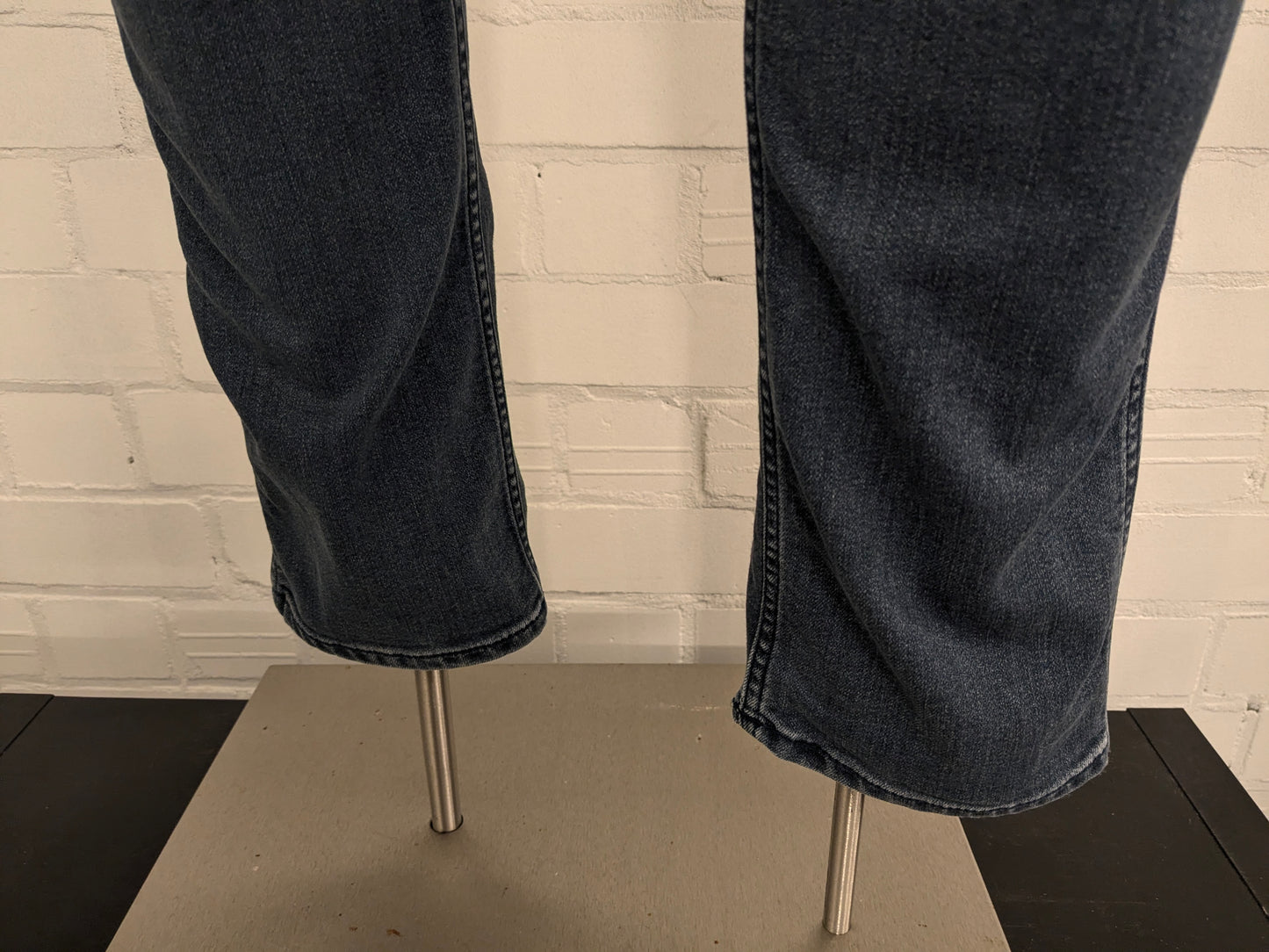 Boss Hugo Boss jeans. Donker Blauw gekleurd. Maat W34 - L32. type Delaware Slim Fit. stretch.