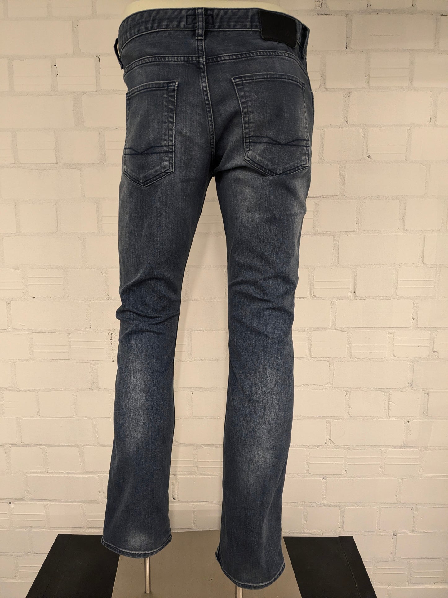 Boss Hugo Boss jeans. Donker Blauw gekleurd. Maat W34 - L32. type Delaware Slim Fit. stretch.