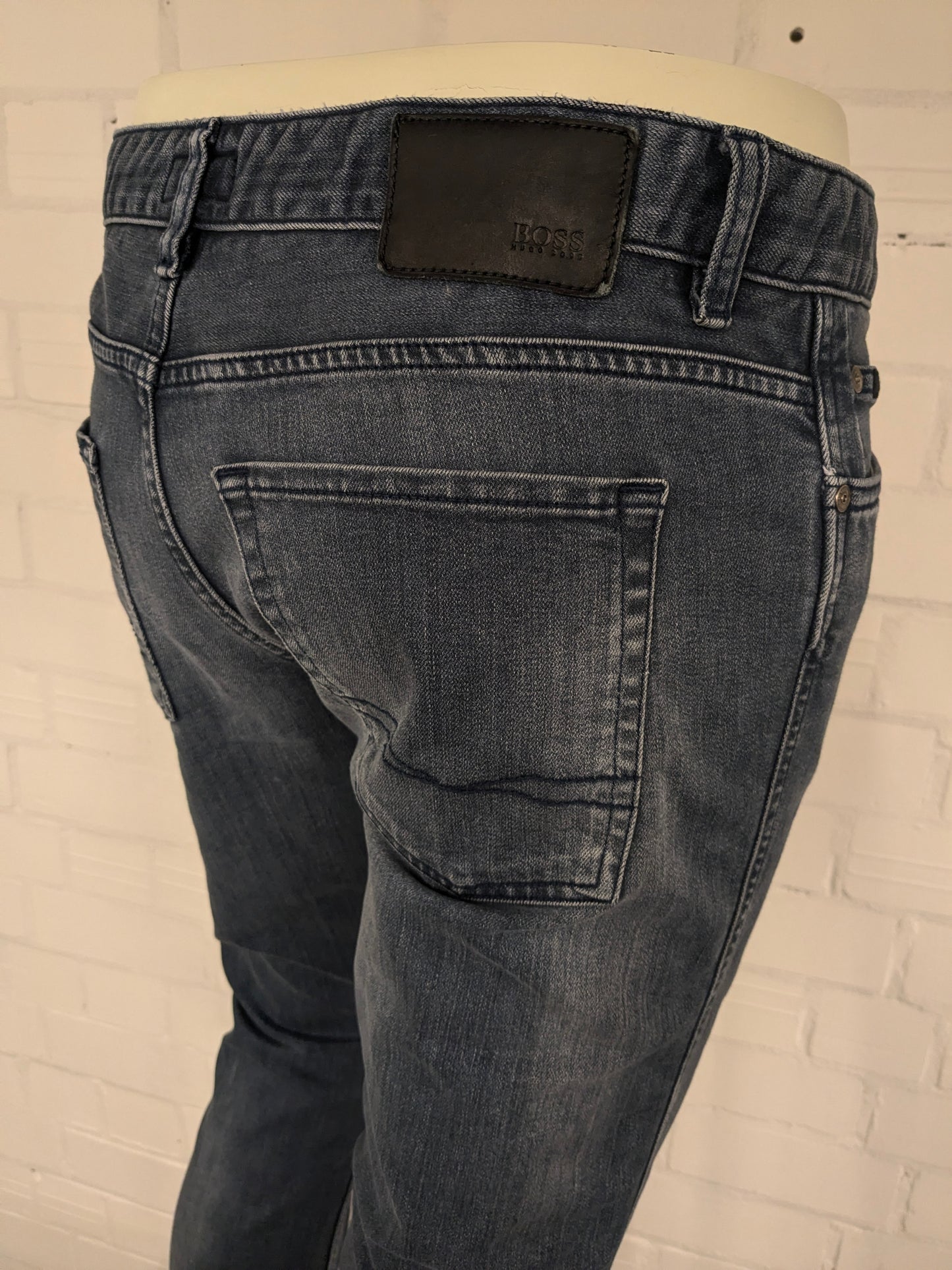 Boss Hugo Boss jeans. Donker Blauw gekleurd. Maat W34 - L32. type Delaware Slim Fit. stretch.
