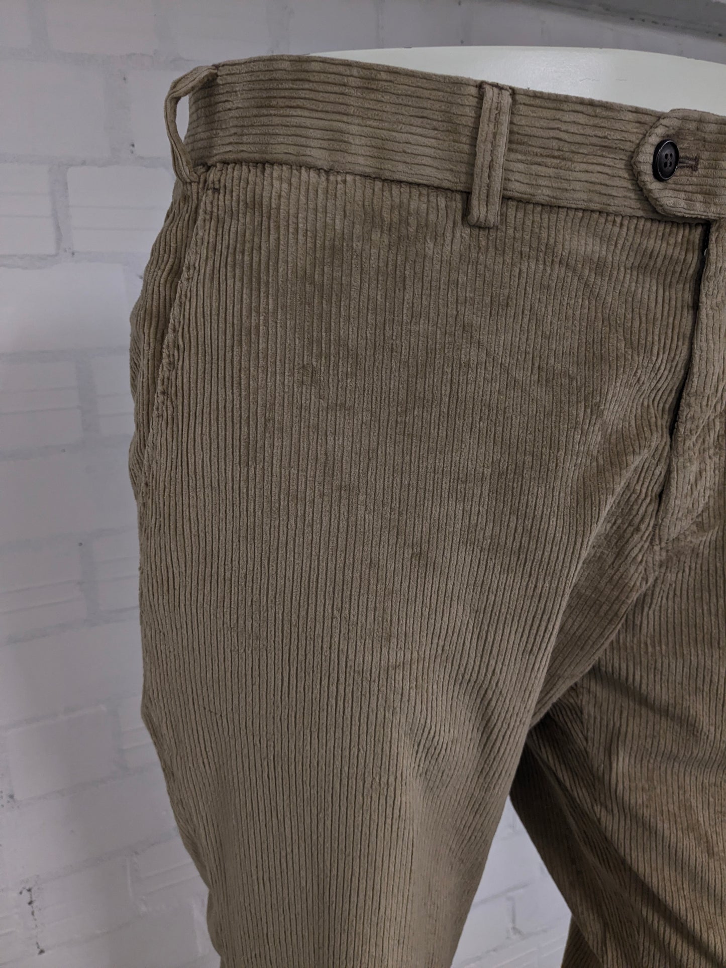 Hiltl ZE200 Ribbroek. Licht Bruin gekleurd. Dikke rib. Maat 50 / M.