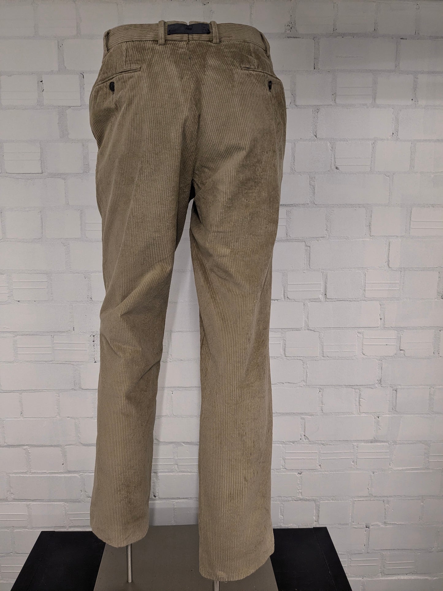 Hiltl ZE200 Ribbroek. Licht Bruin gekleurd. Dikke rib. Maat 50 / M.