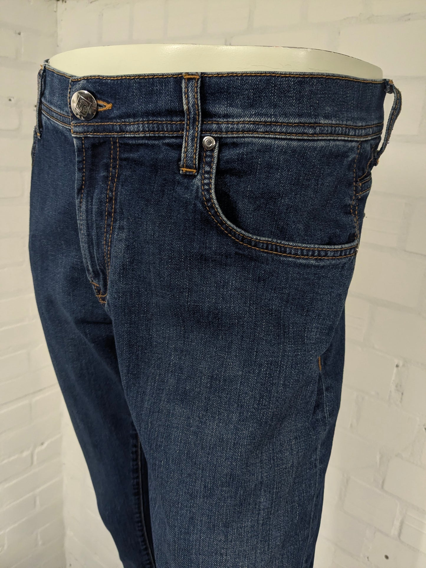 Corneliani ID jeans. Donker Blauw gekleurd. Maat W34 - L36. stretch.