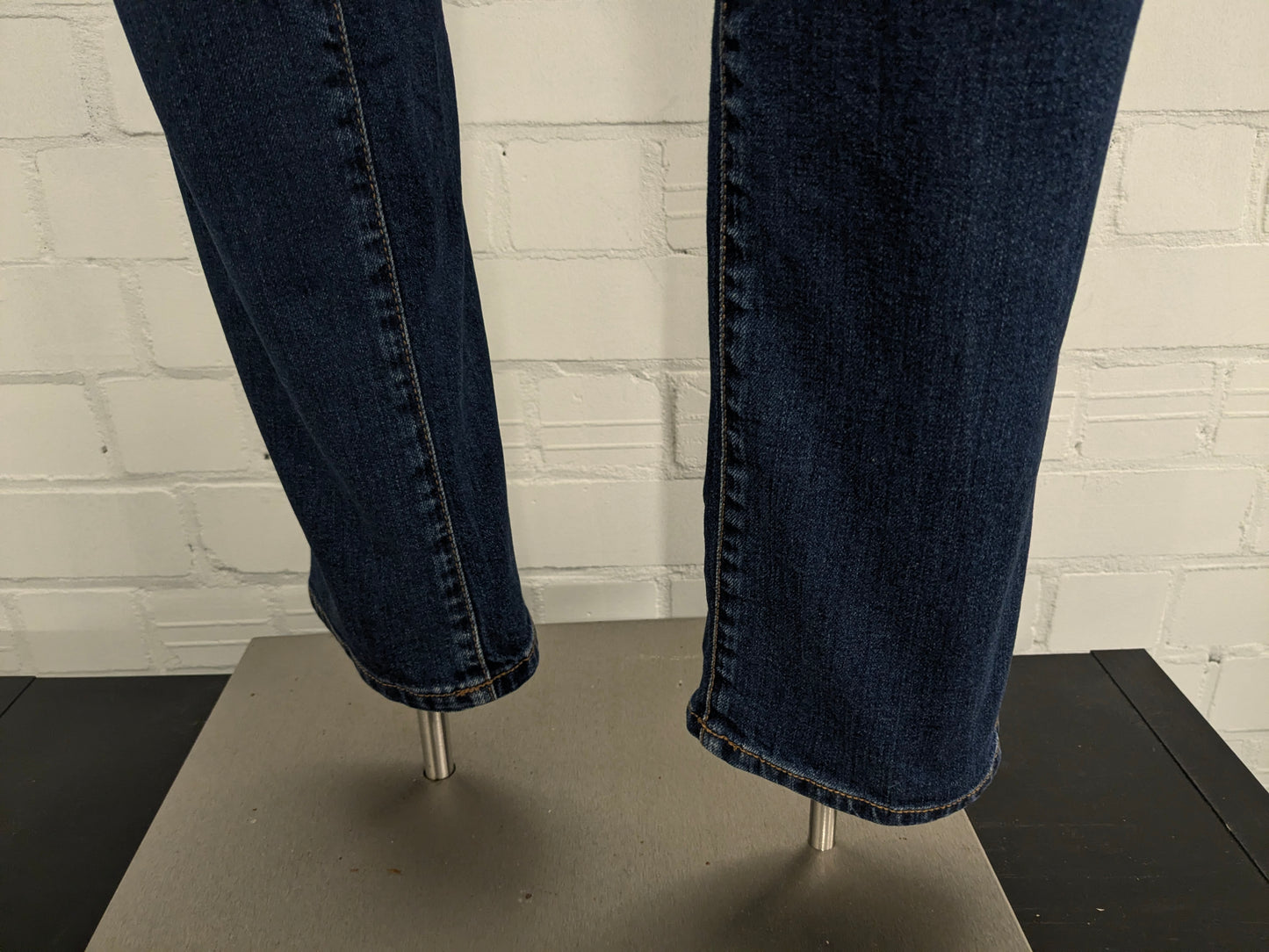 Corneliani ID jeans. Donker Blauw gekleurd. Maat W34 - L36. stretch.