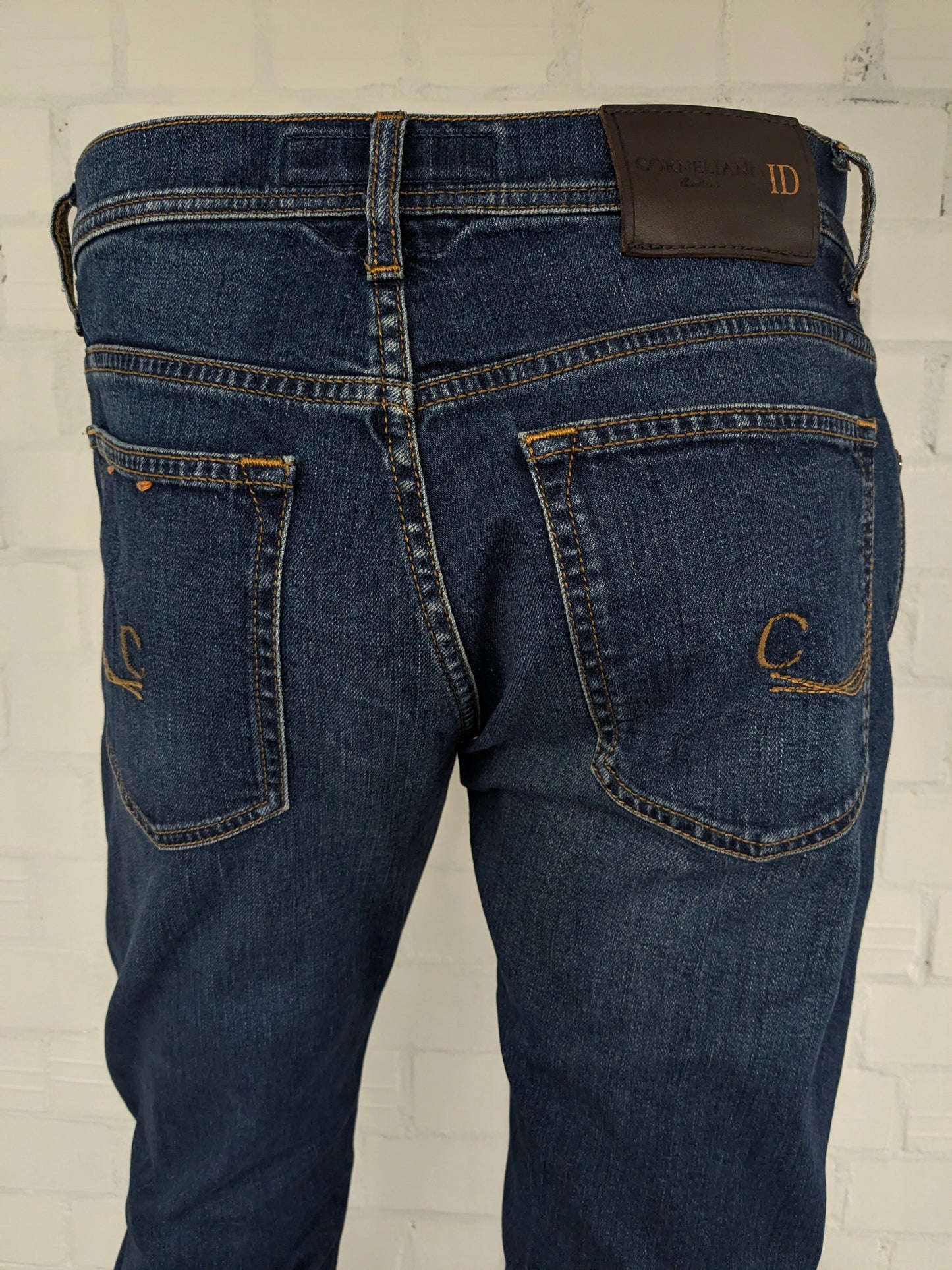 Corneliani ID jeans. Donker Blauw gekleurd. Maat W34 - L36. stretch.