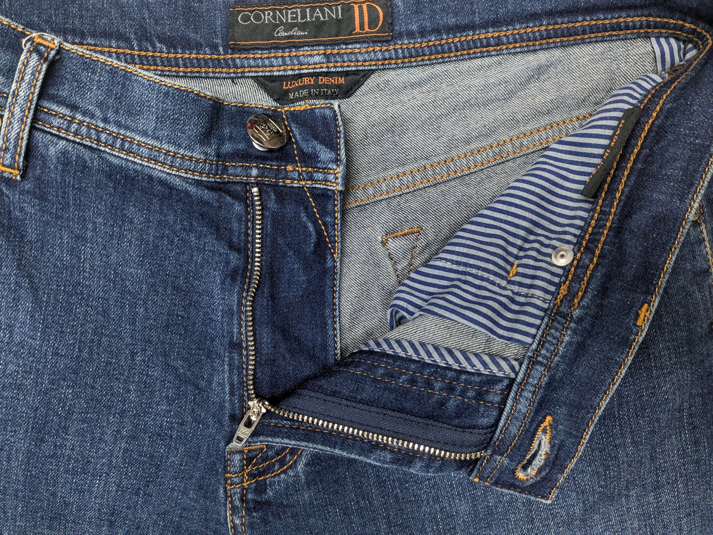 Corneliani ID jeans. Donker Blauw gekleurd. Maat W34 - L36. stretch.