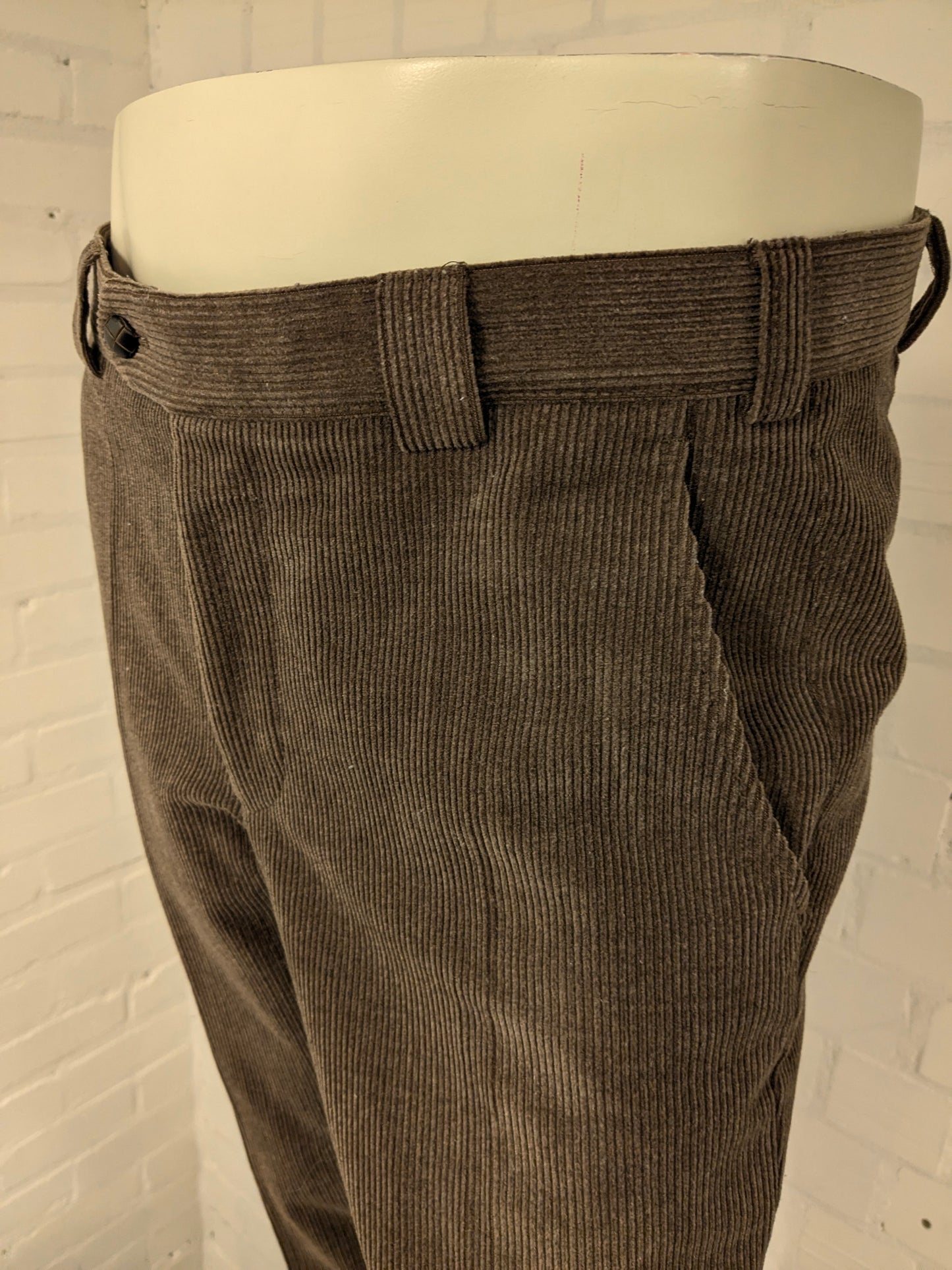 Meyer ribbroek. Dikke rib. Bruin gekleurd. Maat 50 / M. Modern Comfort.
