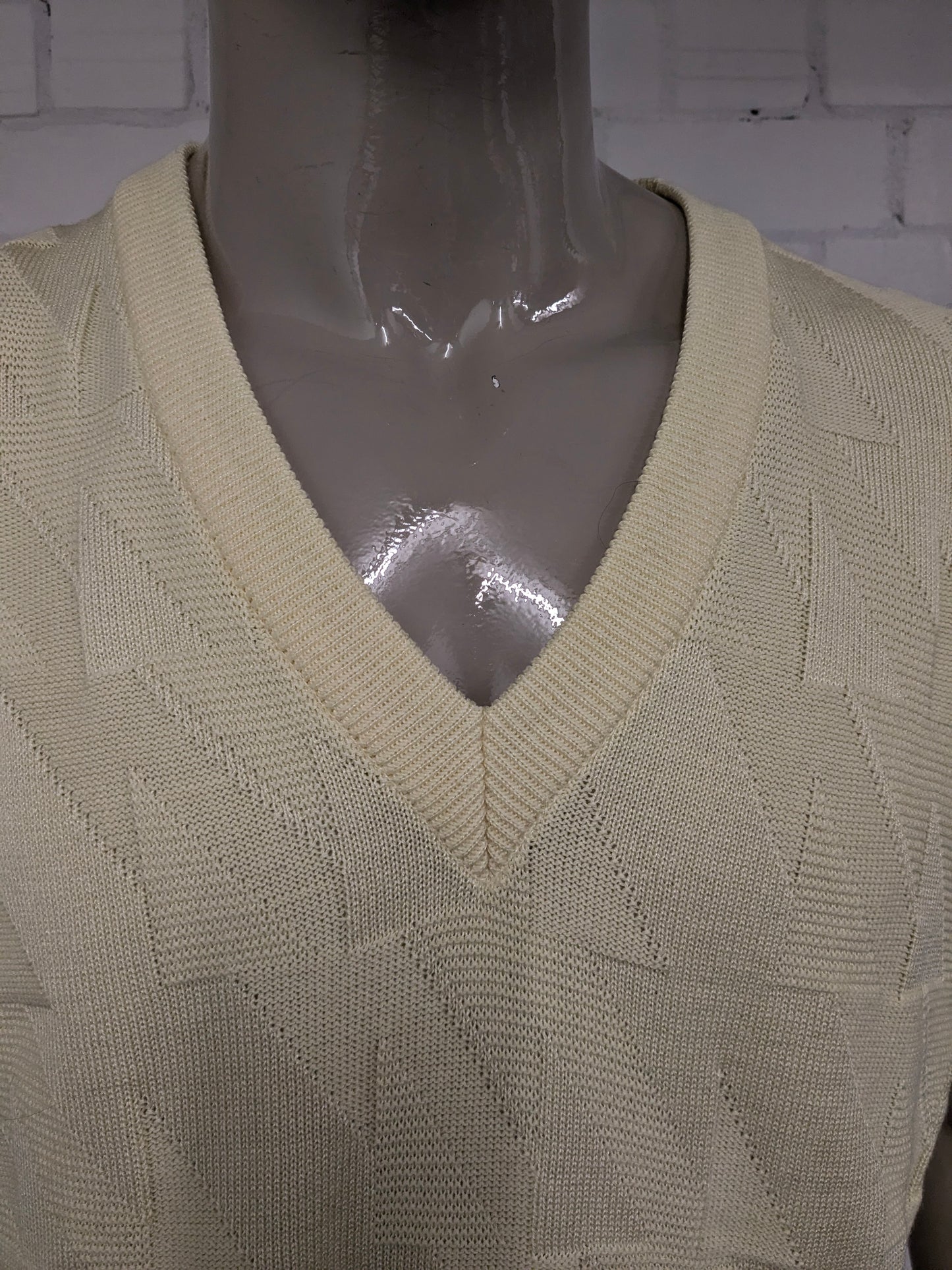 Vintage Mäser spencer met V-Hals. Geel motief. Maat L.