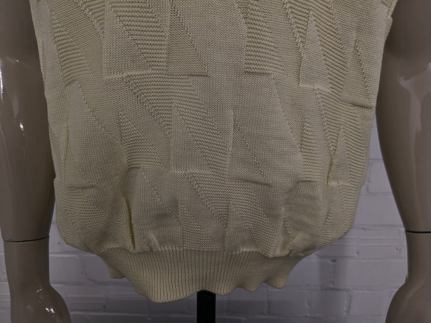 Vintage Mäser spencer met V-Hals. Geel motief. Maat L.