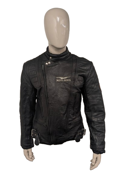 Vintage Moto Guzzi Leder Bikerjacke. Schwarz gefärbt mit Applikationen. Größe M.