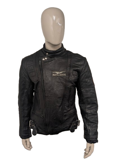 Vintage Moto Guzzi Leder Bikerjacke. Schwarz gefärbt mit Applikationen. Größe M.