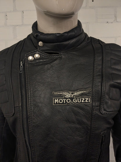 Vintage Moto Guzzi Leder Bikerjacke. Schwarz gefärbt mit Applikationen. Größe M.
