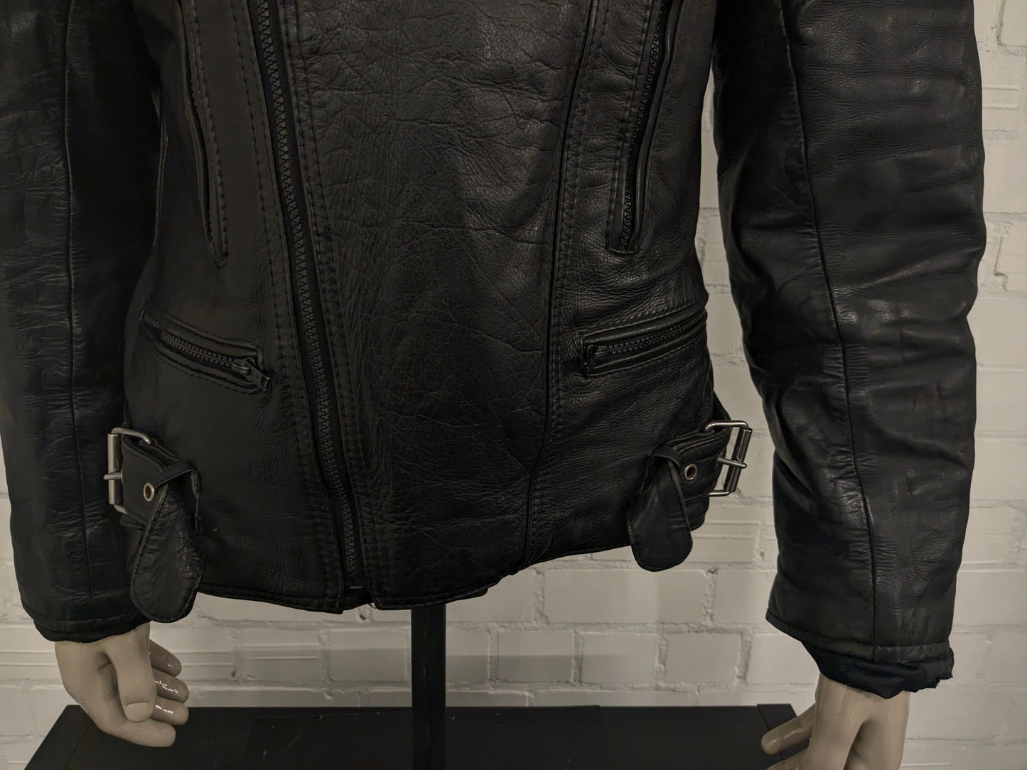 Vintage Moto Guzzi Leder Bikerjacke. Schwarz gefärbt mit Applikationen. Größe M.