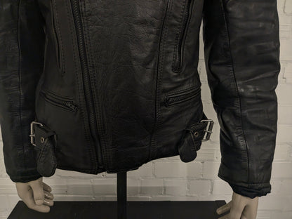 Vintage Moto Guzzi Leder Bikerjacke. Schwarz gefärbt mit Applikationen. Größe M.