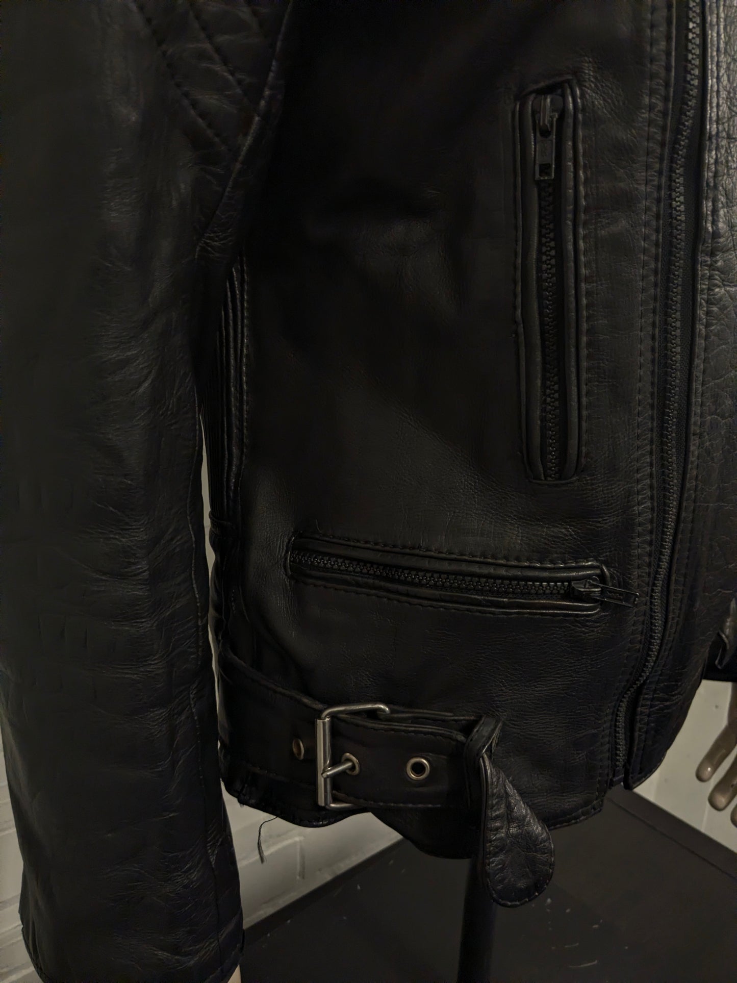 Vintage Moto Guzzi Leder Bikerjacke. Schwarz gefärbt mit Applikationen. Größe M.