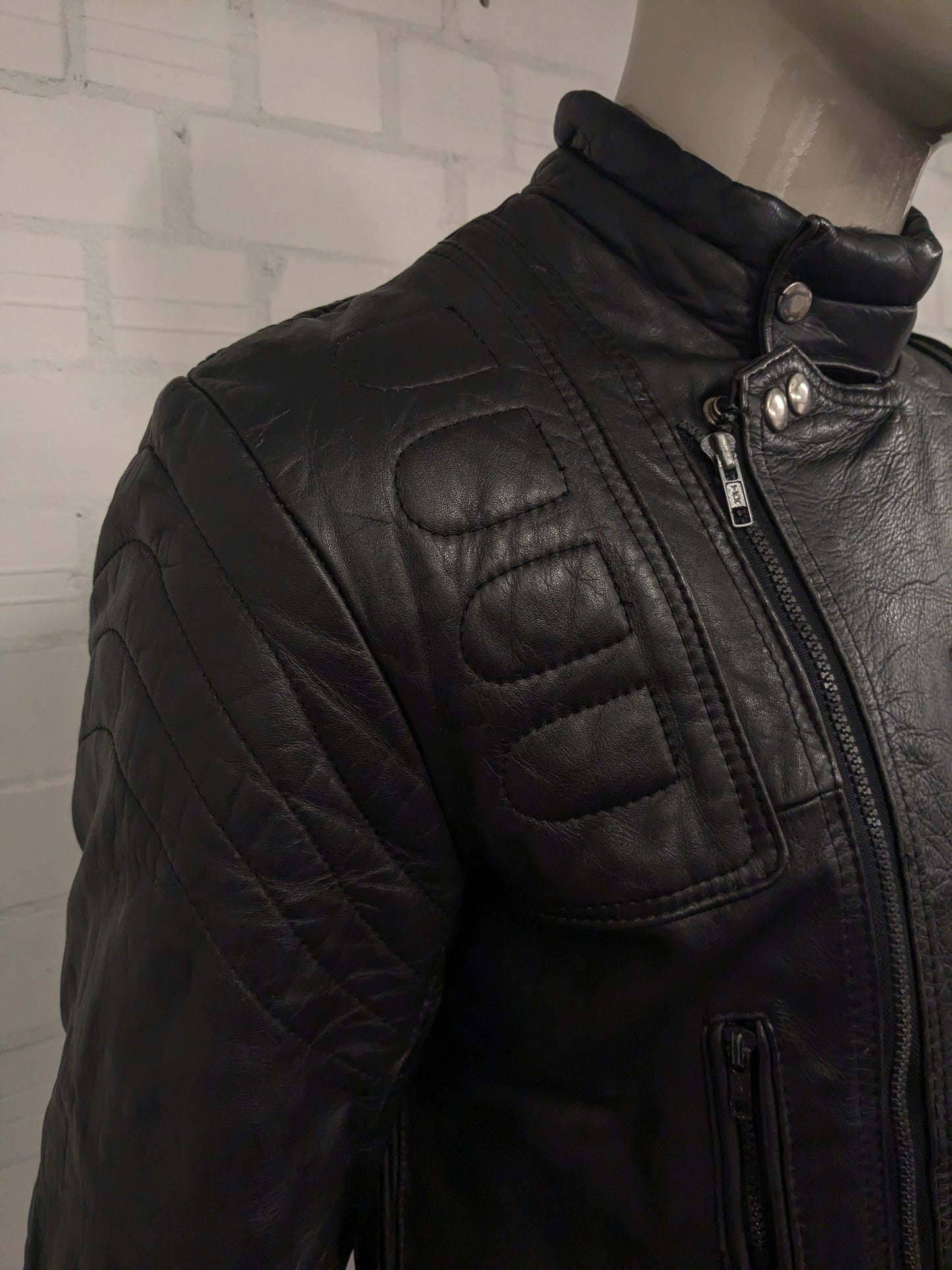 Vintage Moto Guzzi Leder Bikerjacke. Schwarz gefärbt mit Applikationen. Größe M.