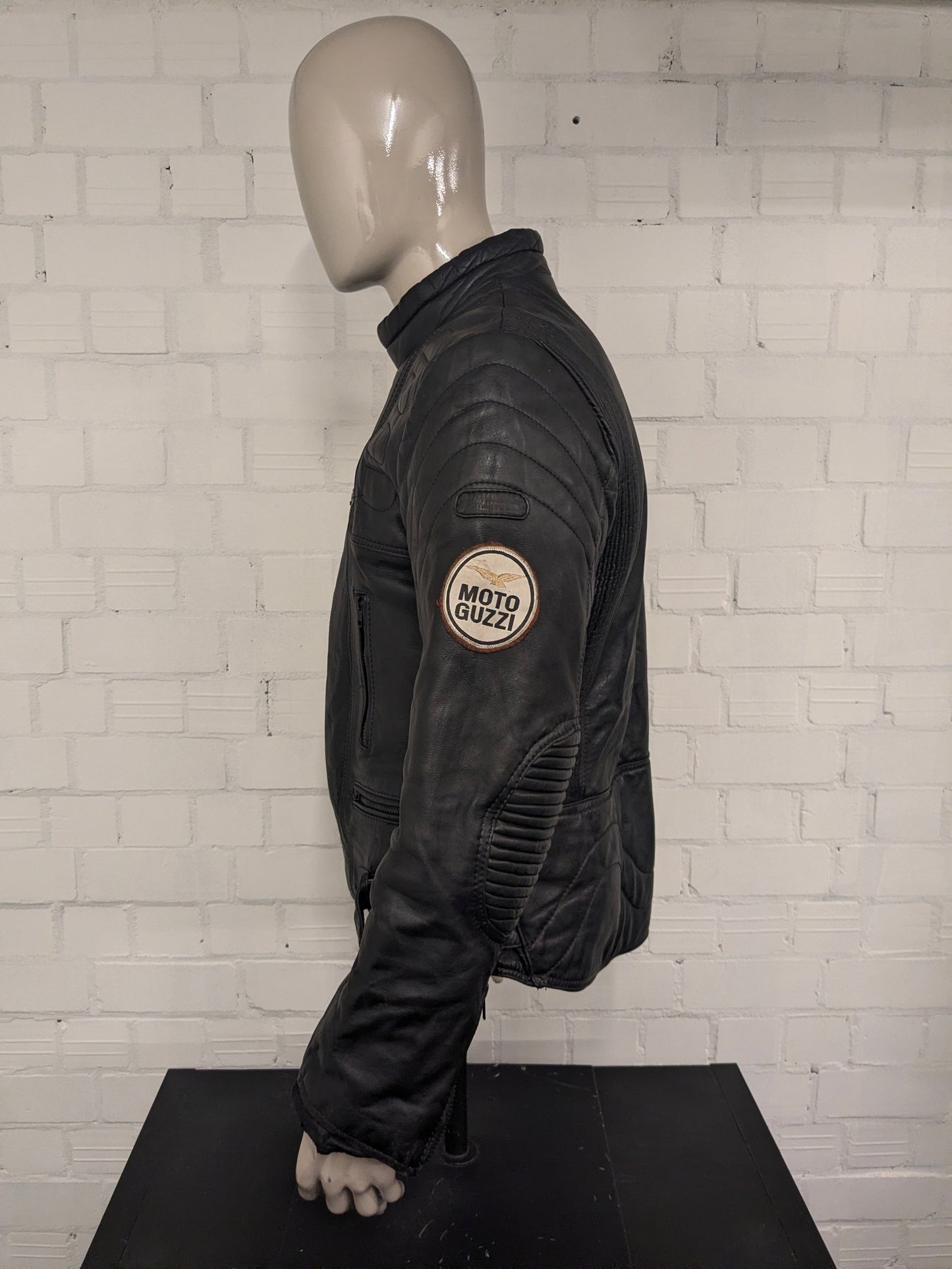 Vintage Moto Guzzi Leder Bikerjacke. Schwarz gefärbt mit Applikationen. Größe M.