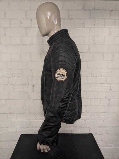 Vintage Moto Guzzi Leder Bikerjacke. Schwarz gefärbt mit Applikationen. Größe M.