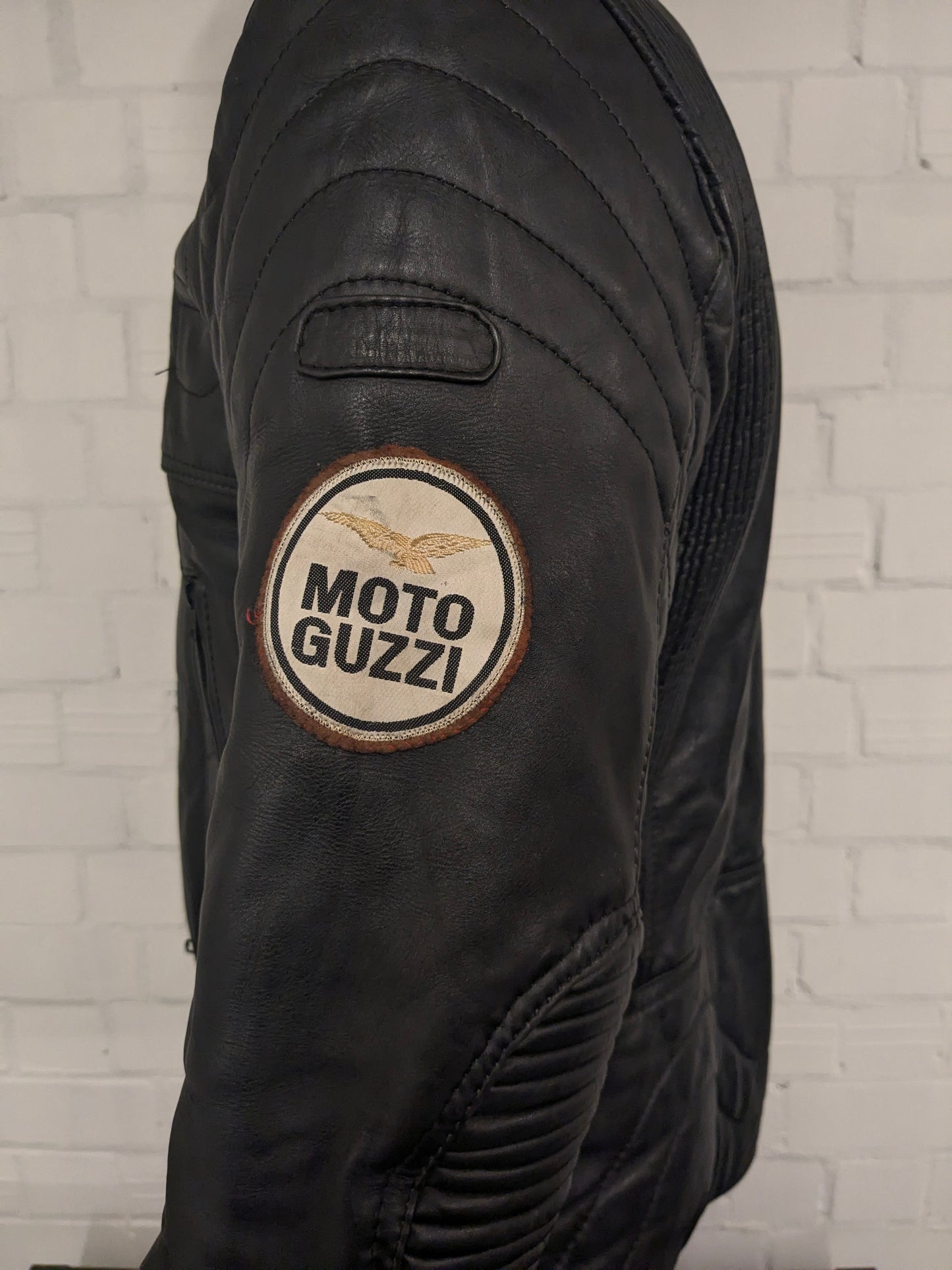 Vintage Moto Guzzi Leder Bikerjacke. Schwarz gefärbt mit Applikationen. Größe M.