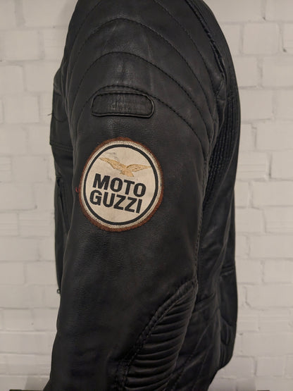 Vintage Moto Guzzi Leder Bikerjacke. Schwarz gefärbt mit Applikationen. Größe M.